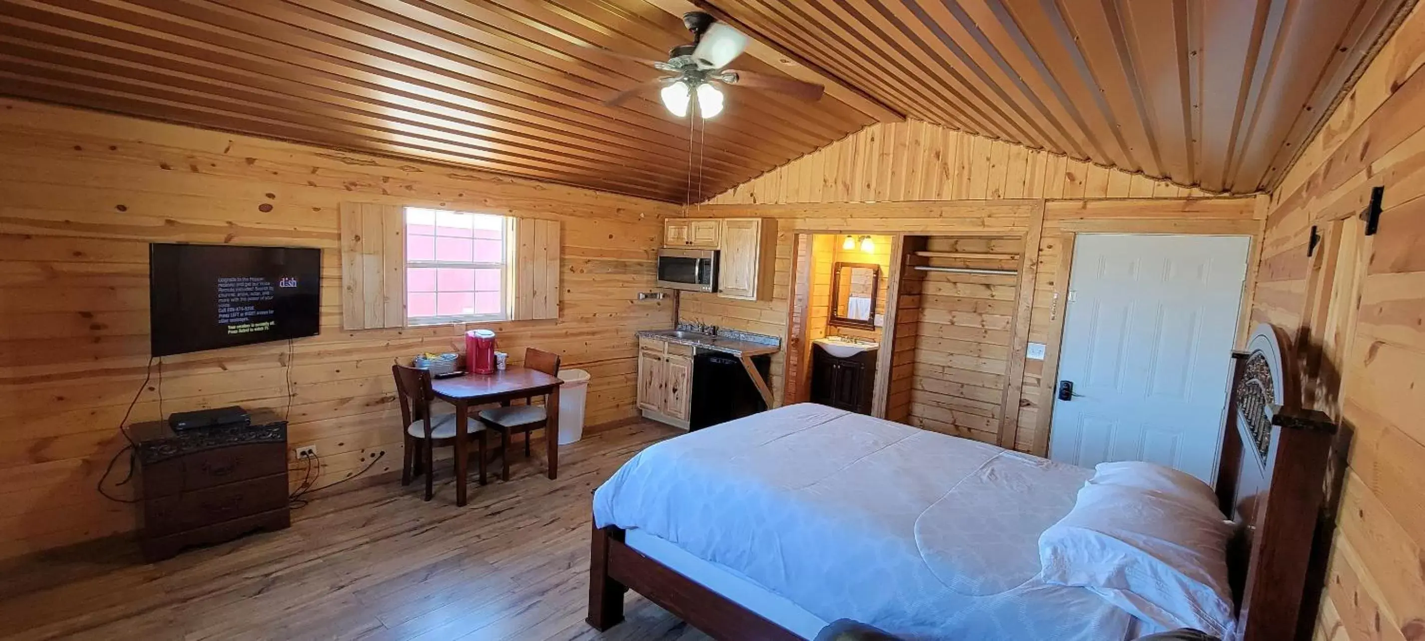 Photo of the whole room in Stateline Cabin