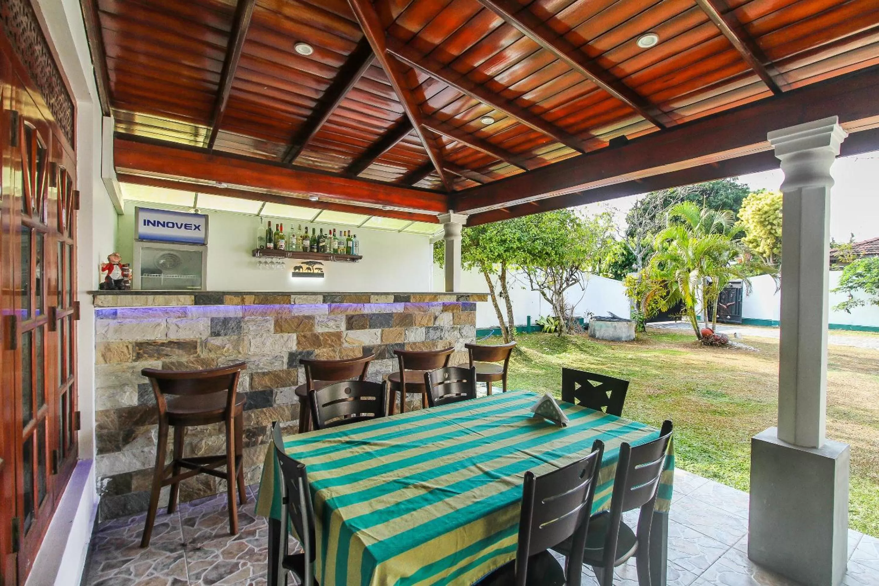 Restaurant/places to eat in Slnco Villa