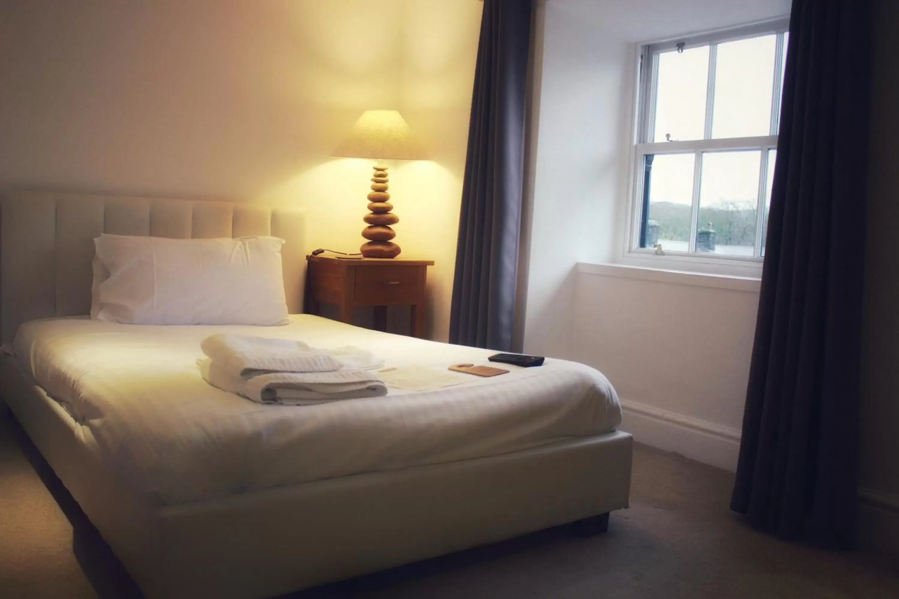 Bedroom, Bed in The Golden Fleece Inn