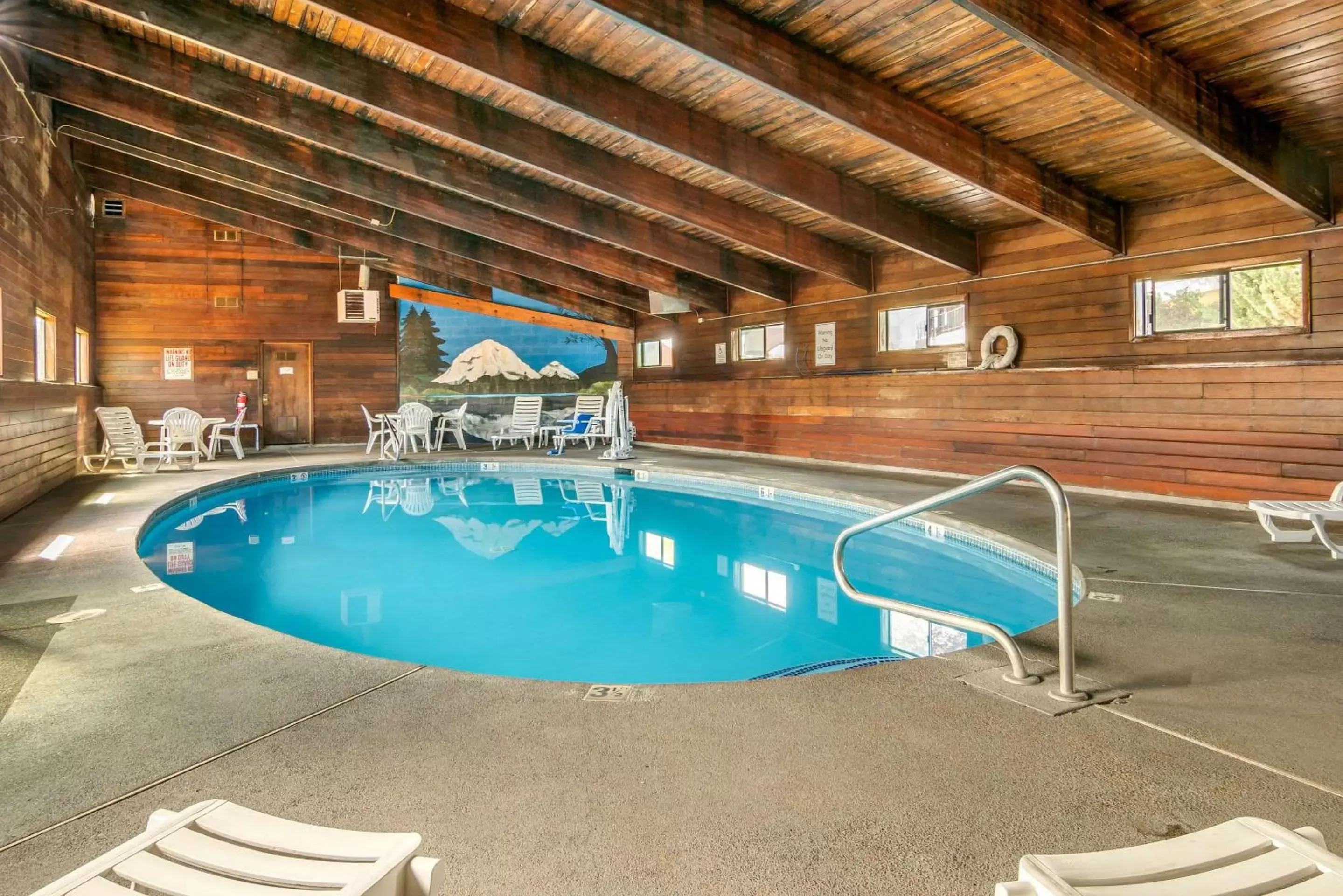 On site, Swimming Pool in Quality Inn Klamath Falls - Crater Lake Gateway