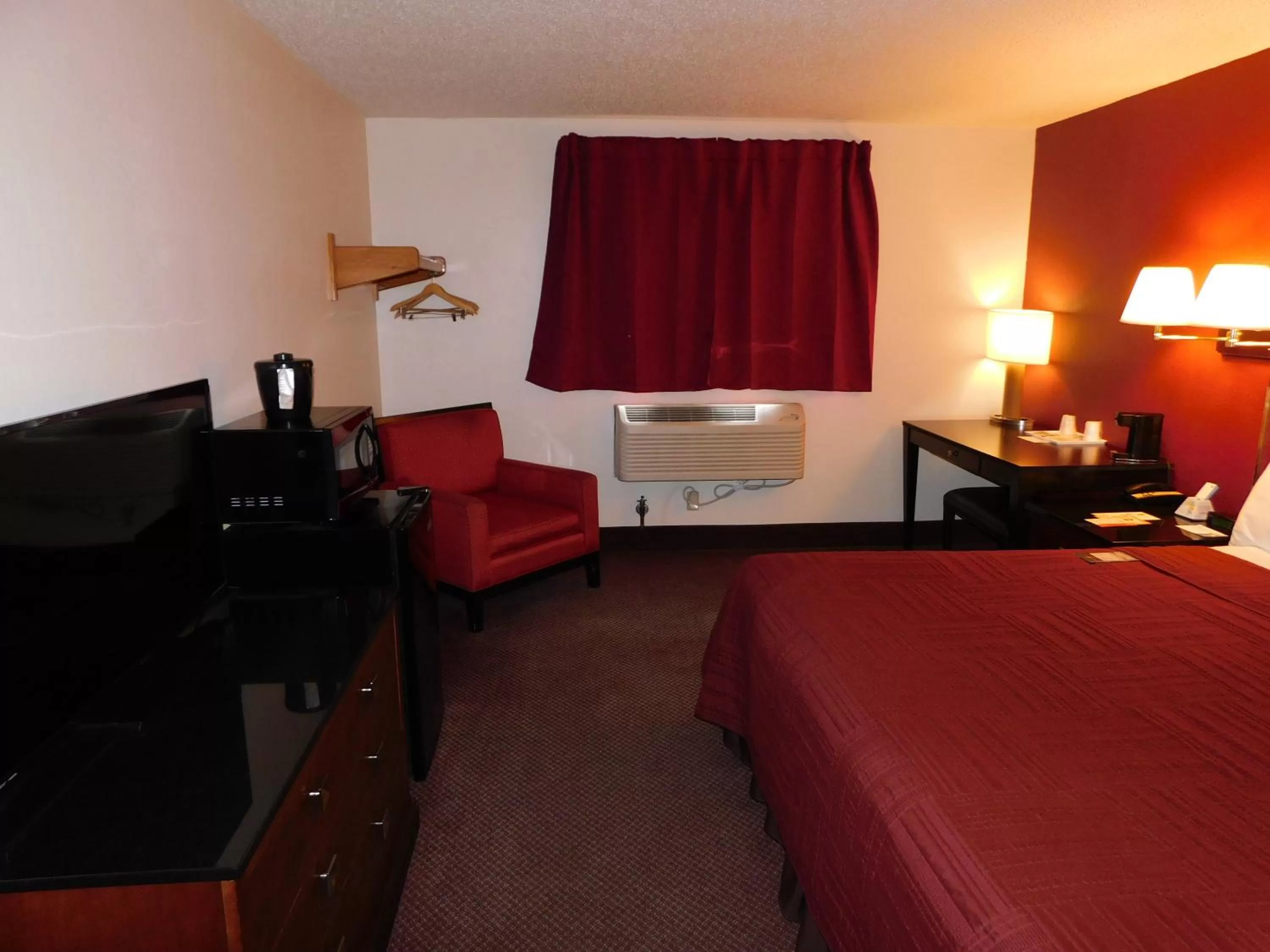 Communal lounge/ TV room, Bed in The Covered Bridge Inn