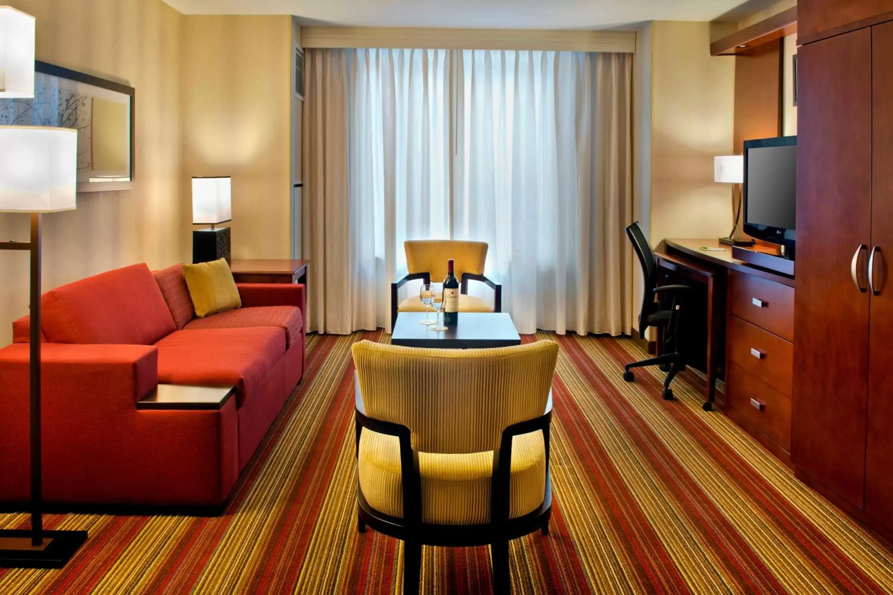 Living room, Seating Area in Courtyard by Marriott Washington, D.C./Foggy Bottom