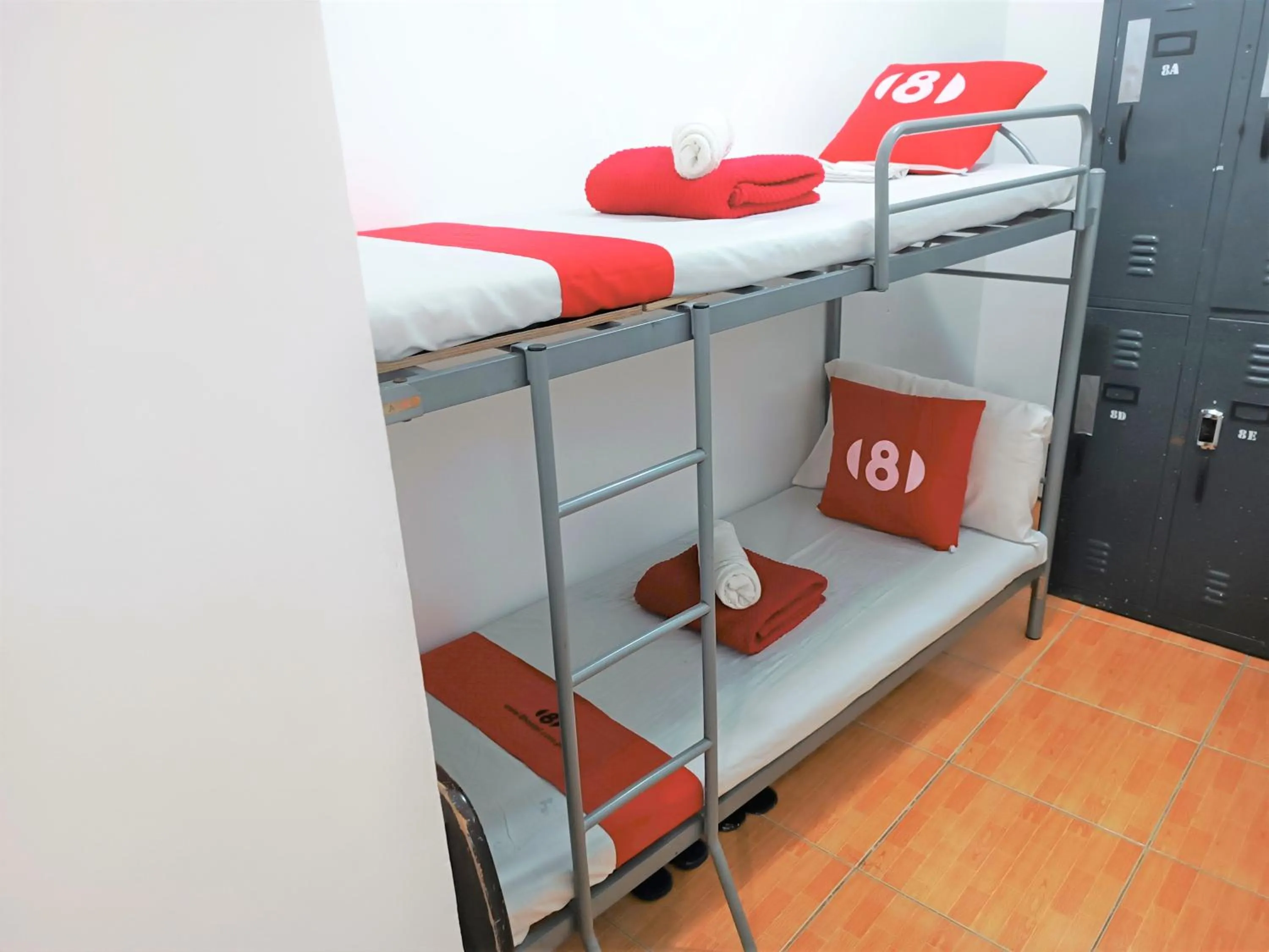 bunk bed, Bed in 8Hostel