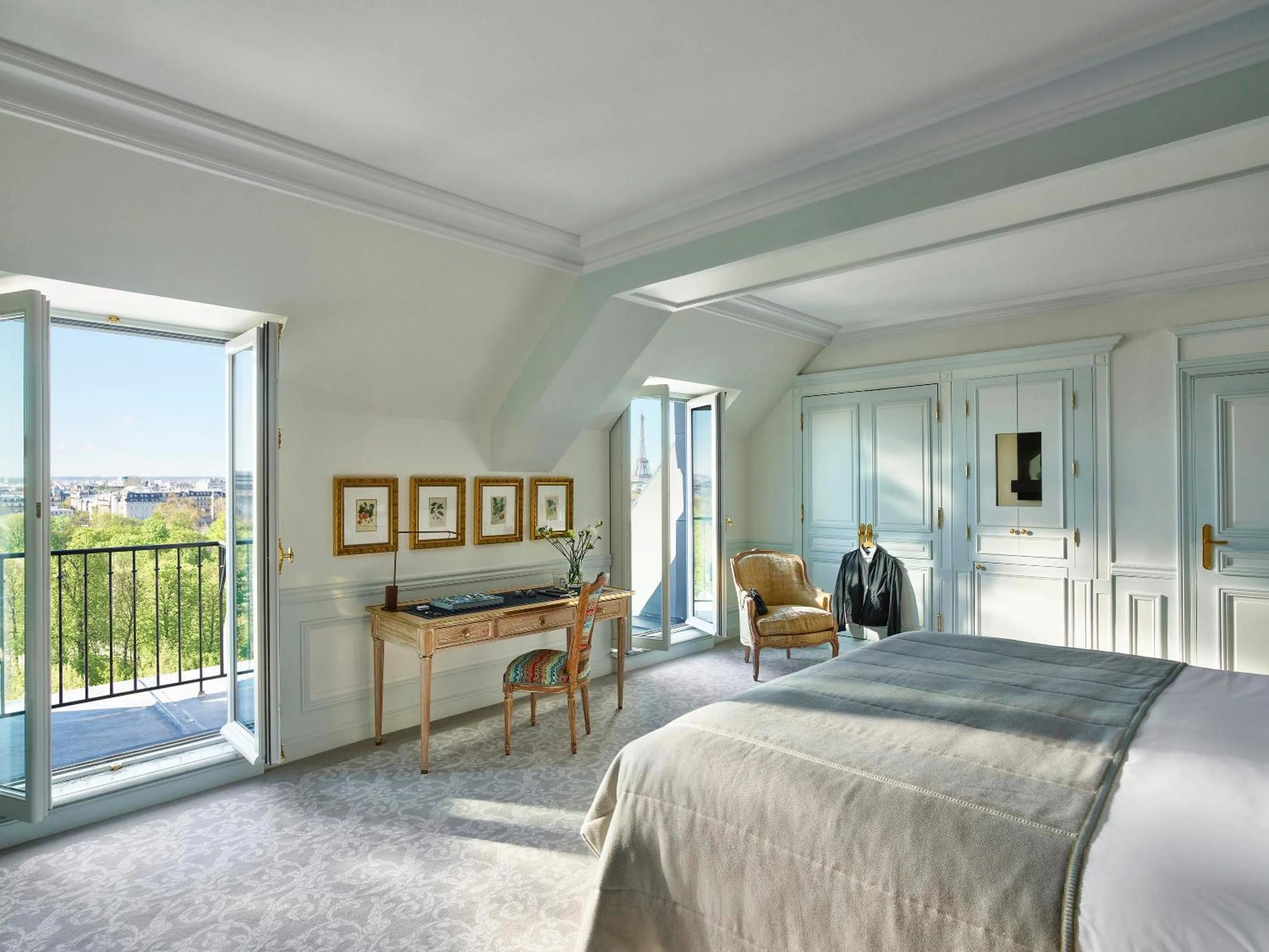 Balcony/Terrace, Bed in Le Meurice – Dorchester Collection