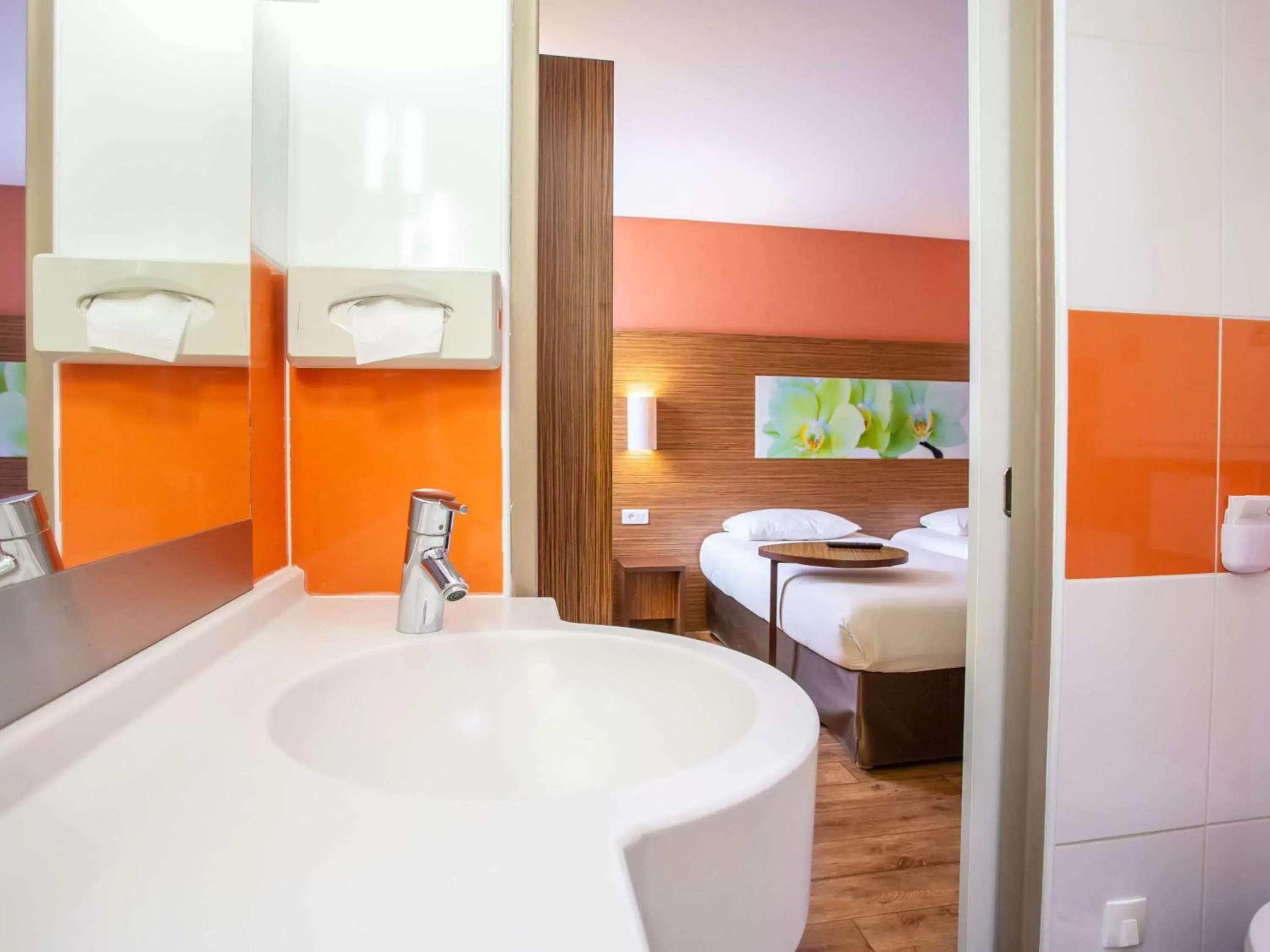 Bedroom, Bathroom in ibis Styles Bourges