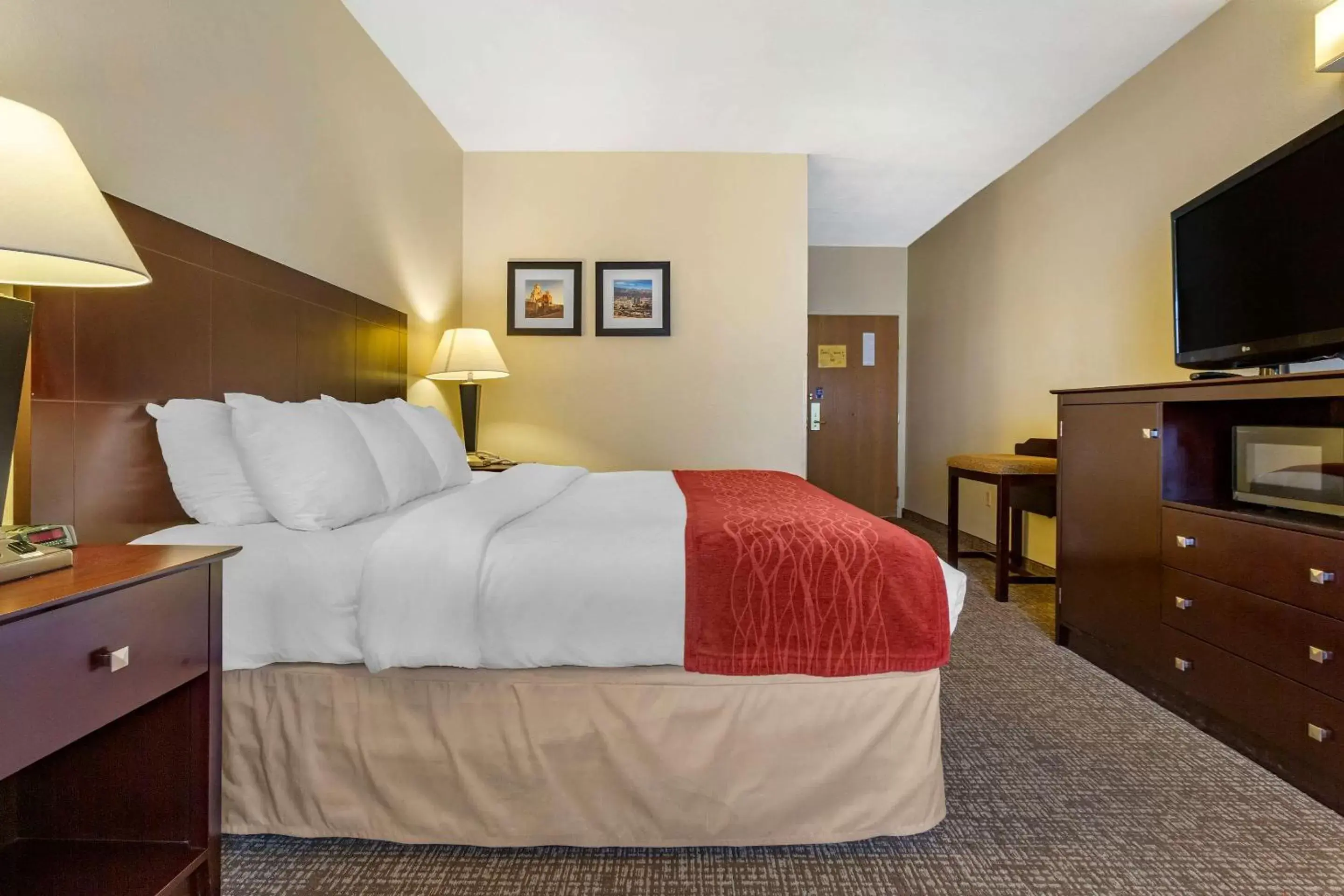 Photo of the whole room, Bed in Comfort Inn & Suites North Tucson Marana