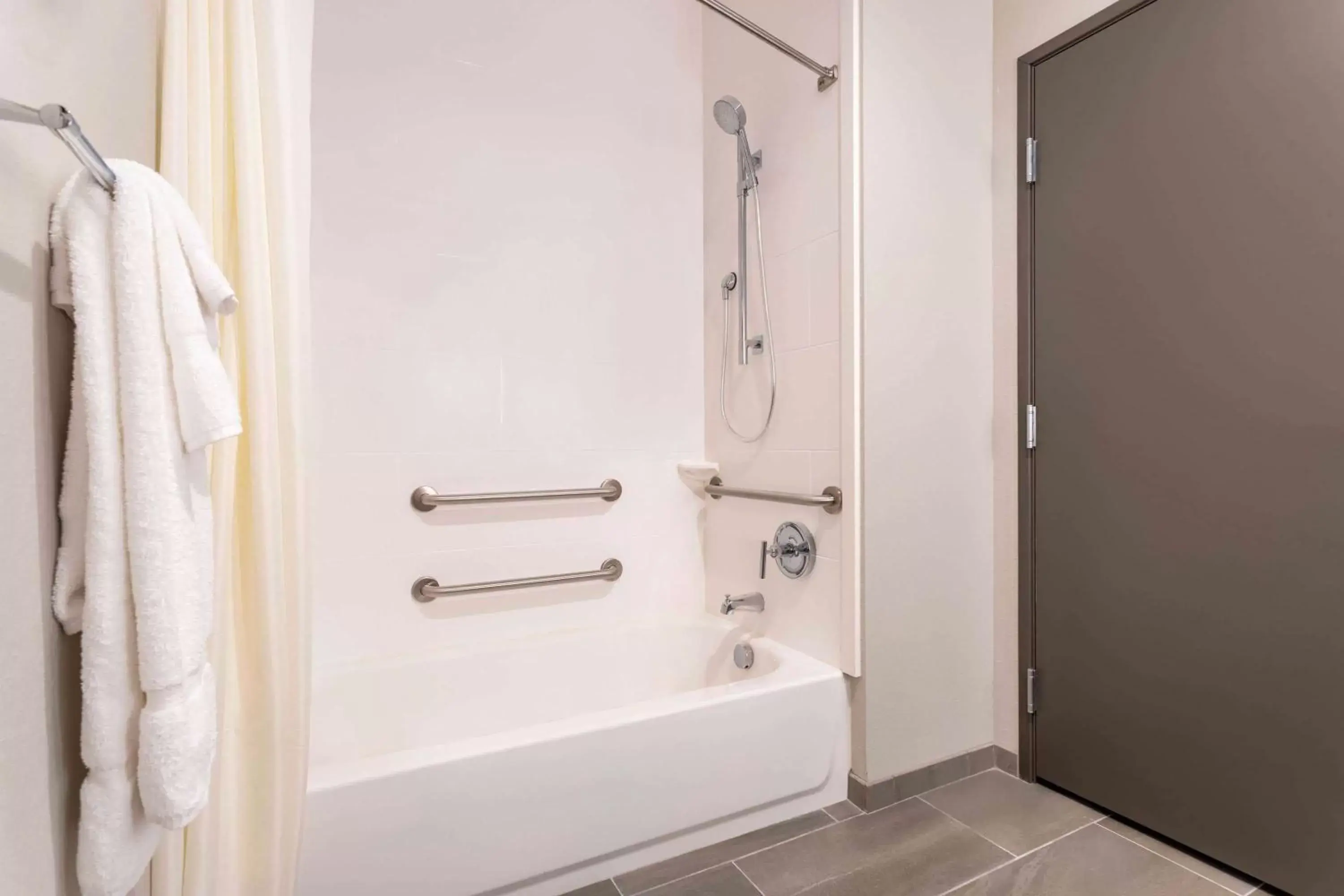 Bathroom in La Quinta Inn and Suites by Wyndham Bloomington