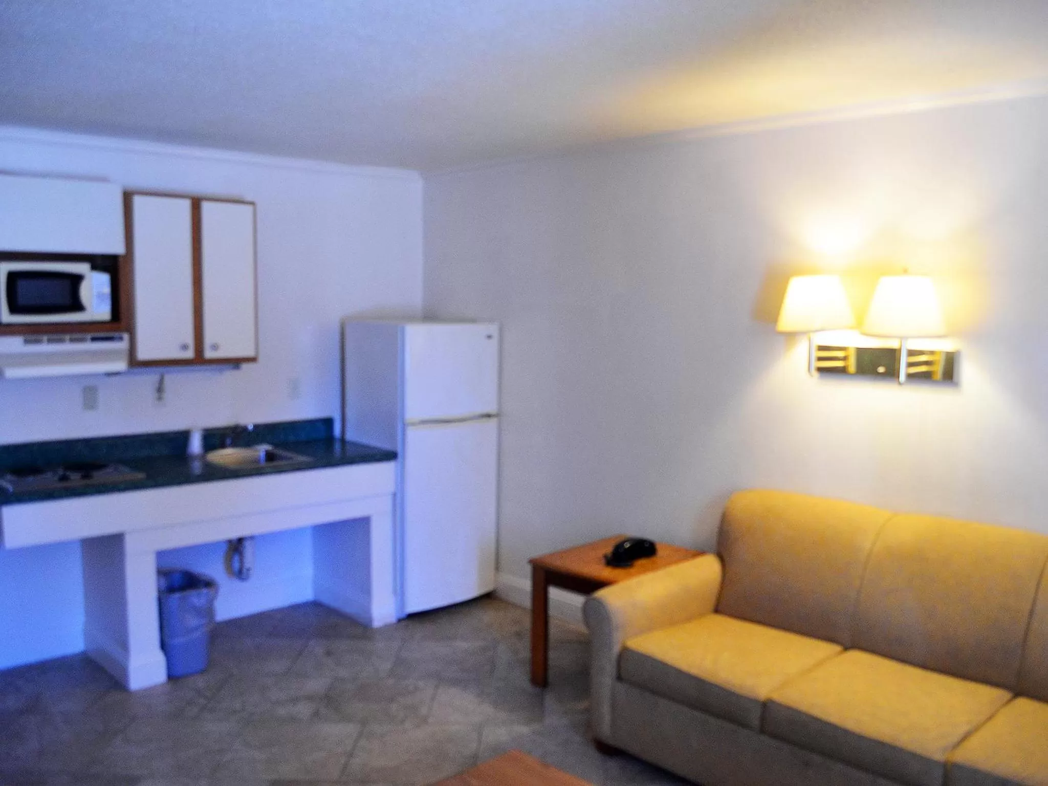 Kitchen or kitchenette in Cerca Del Mar Motel