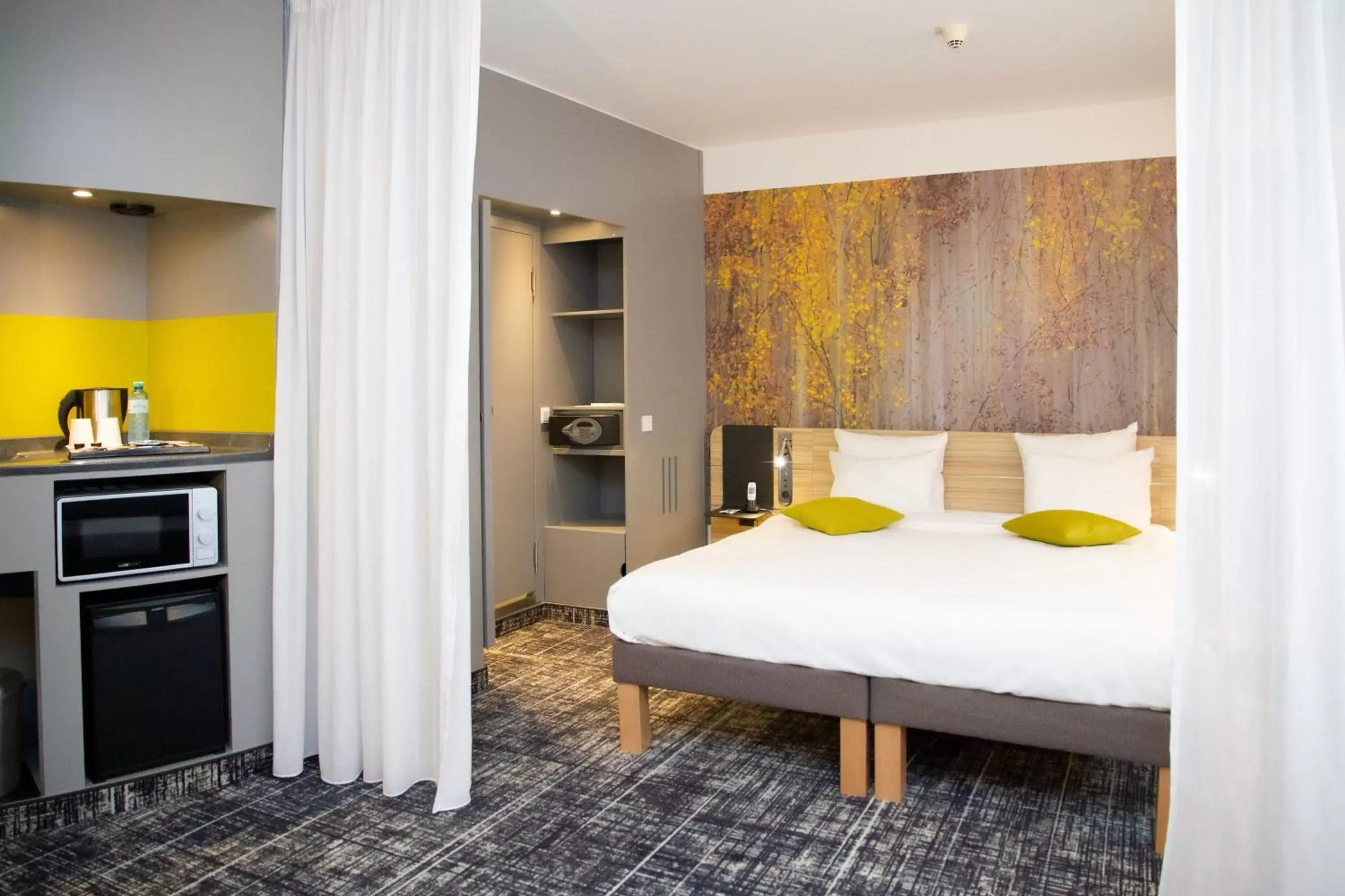 Bed in Novotel Suites Wien City Donau