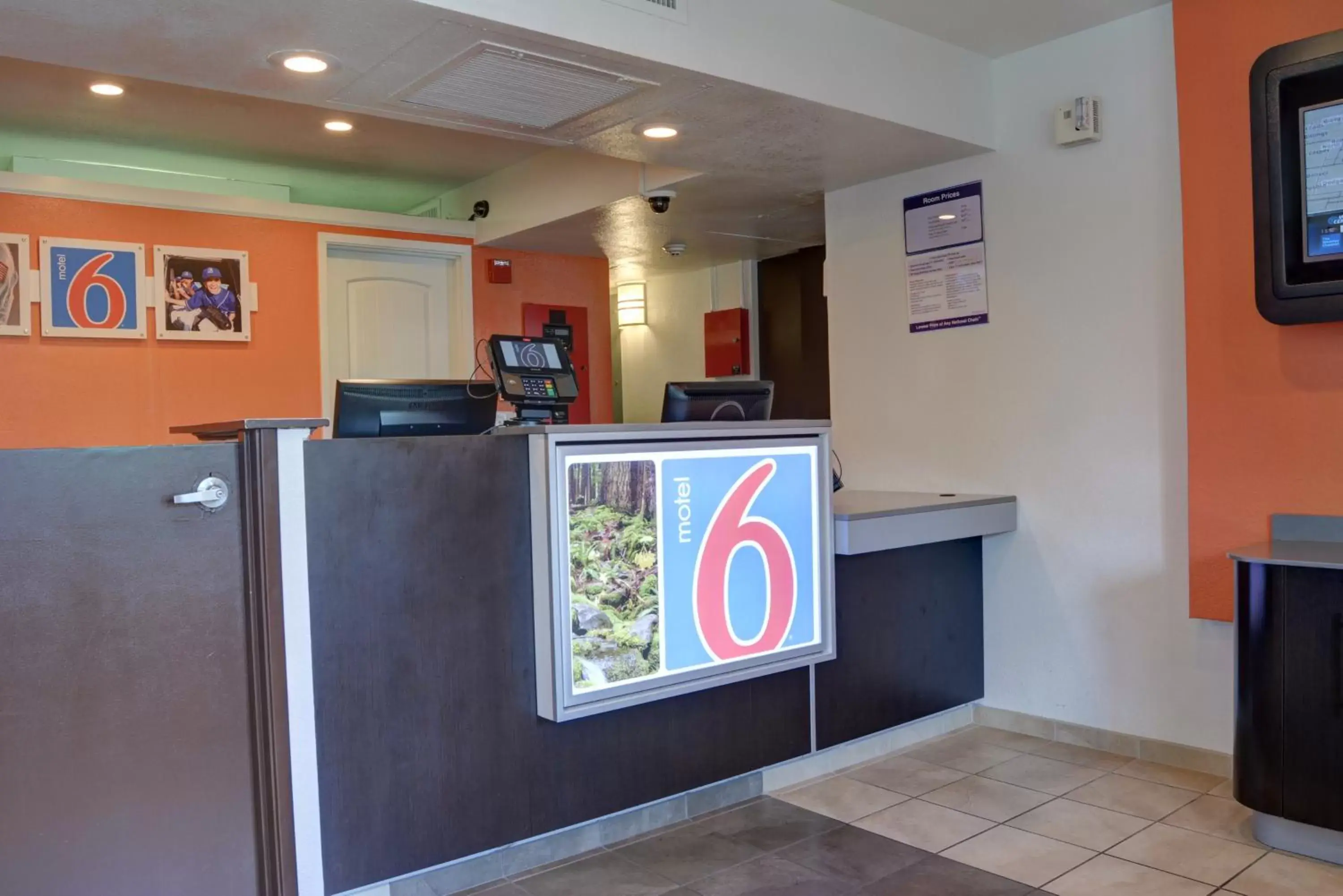 Lobby or reception, Lobby/Reception in Motel 6-Springfield, OR - Eugene North