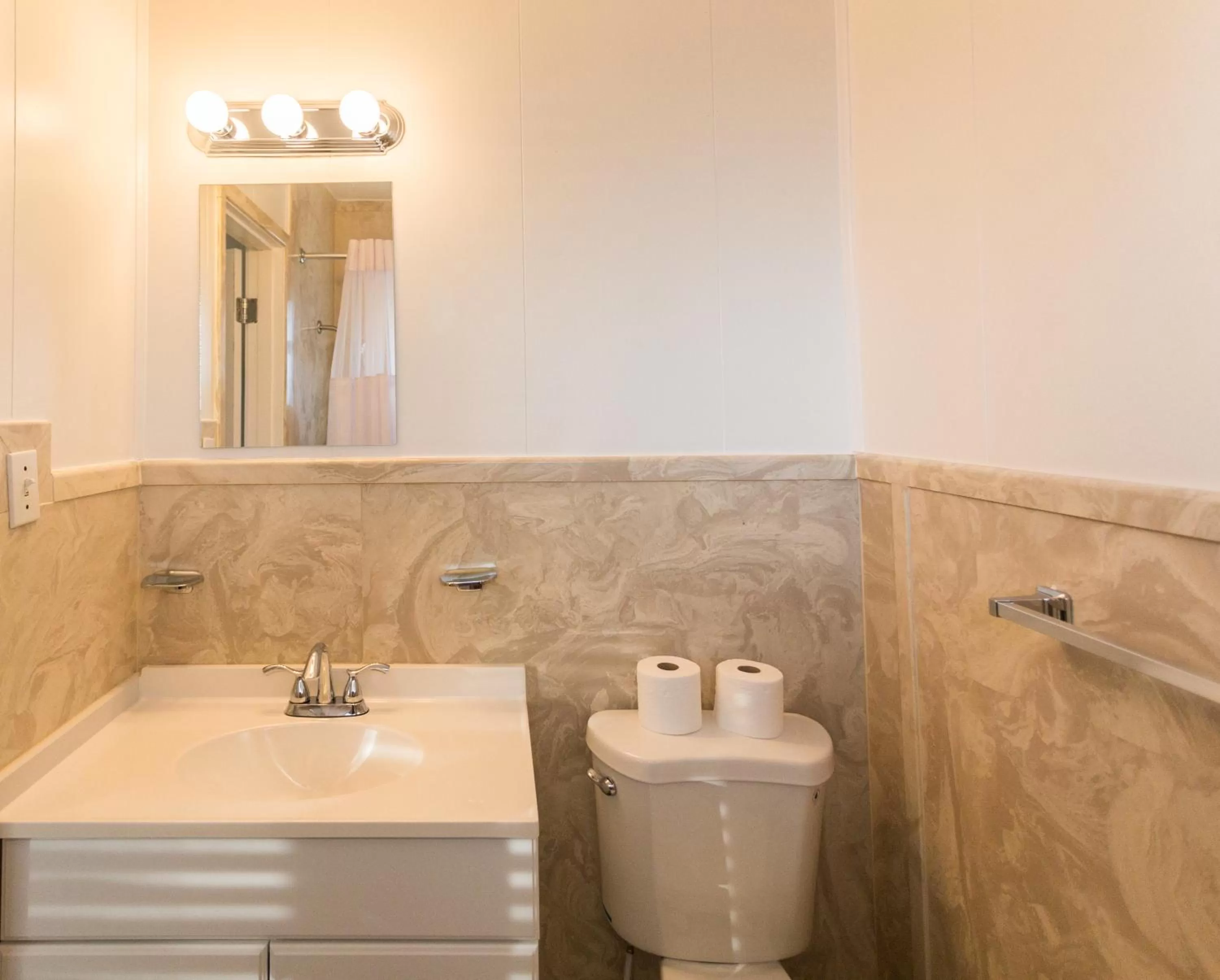 Bathroom in Sunset Motel