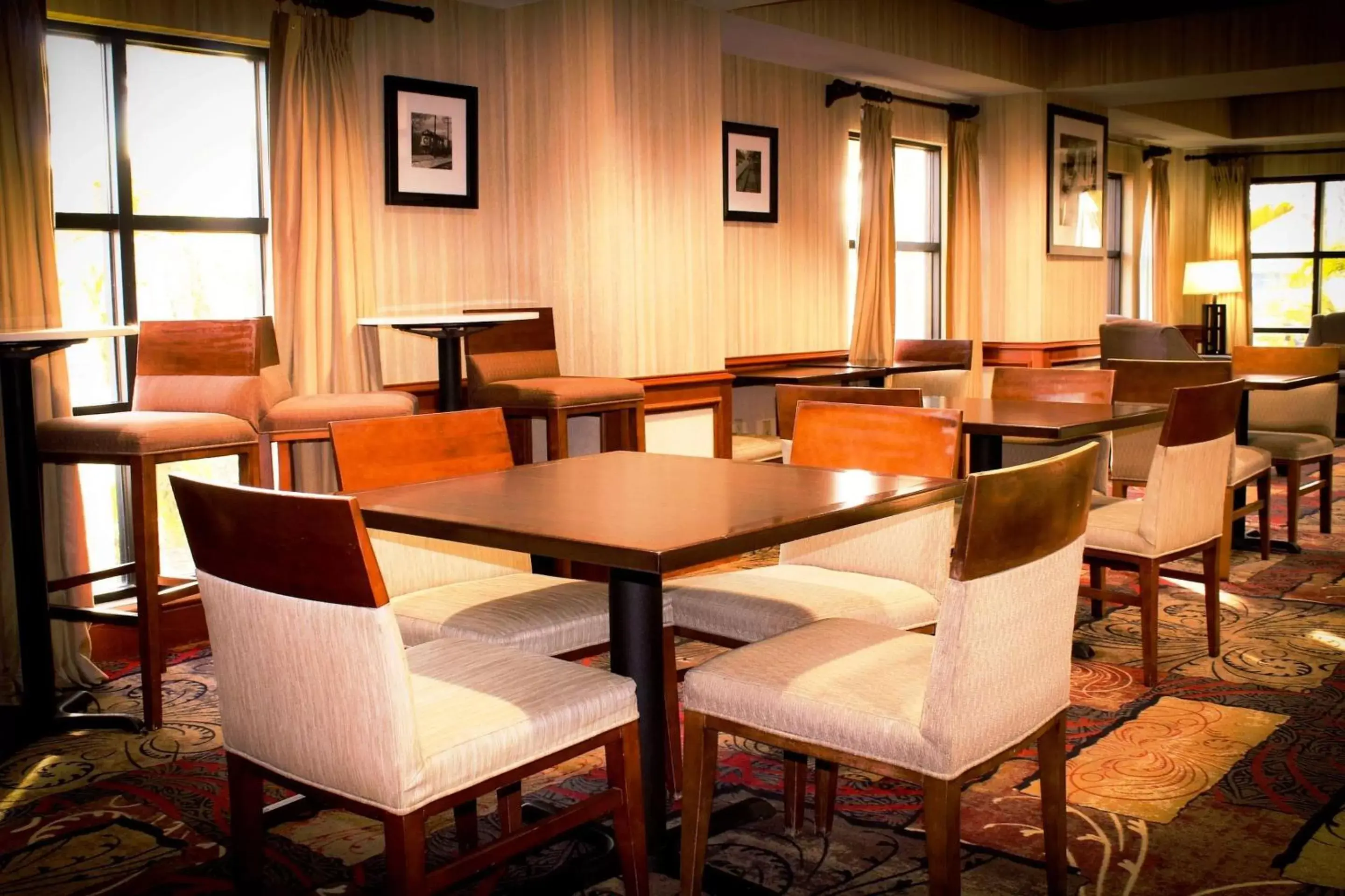 Restaurant/places to eat, Lounge/Bar in Best Western Plus Arrowhead Hotel