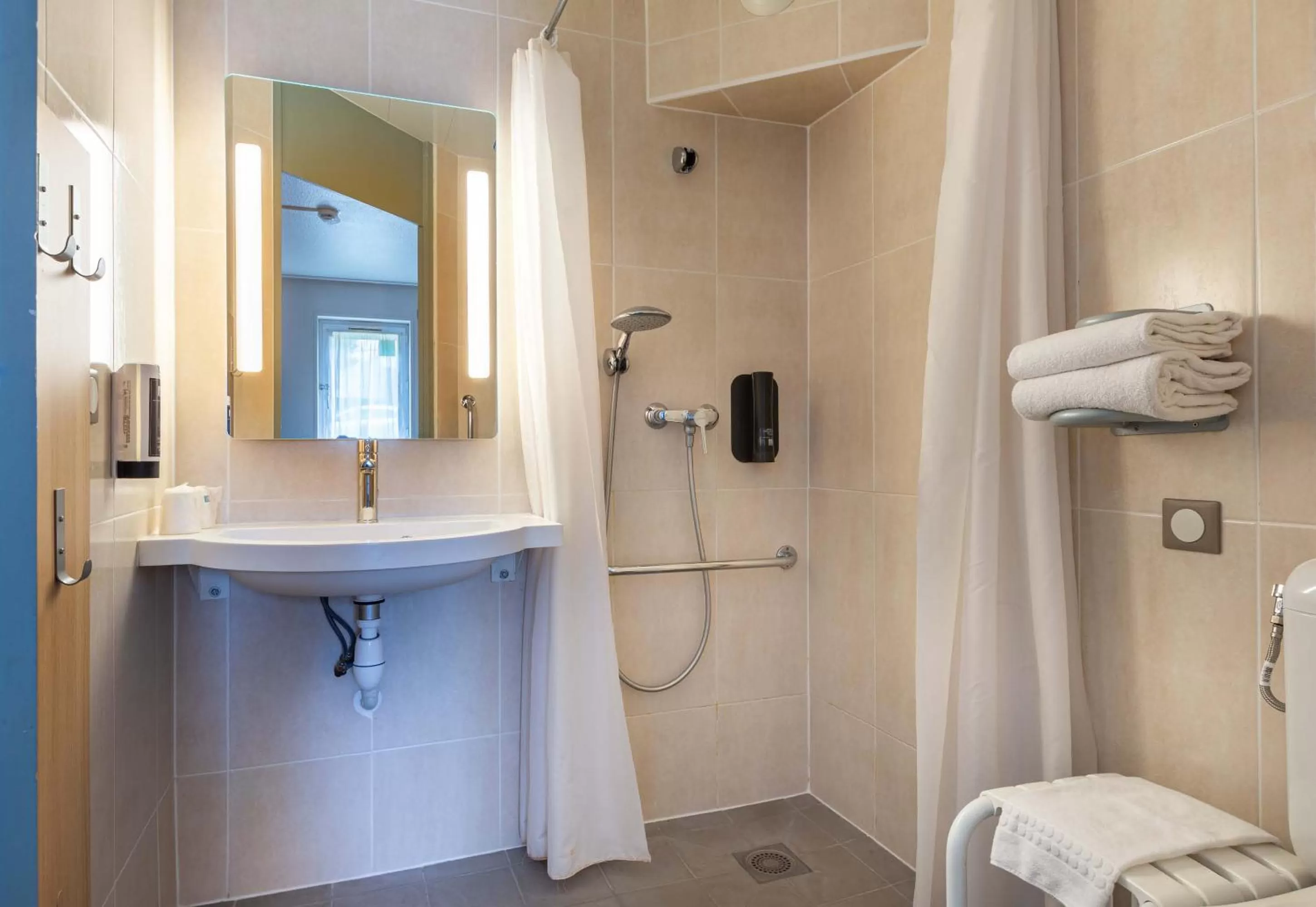 Bathroom in B&B HOTEL CHARTRES Le Coudray