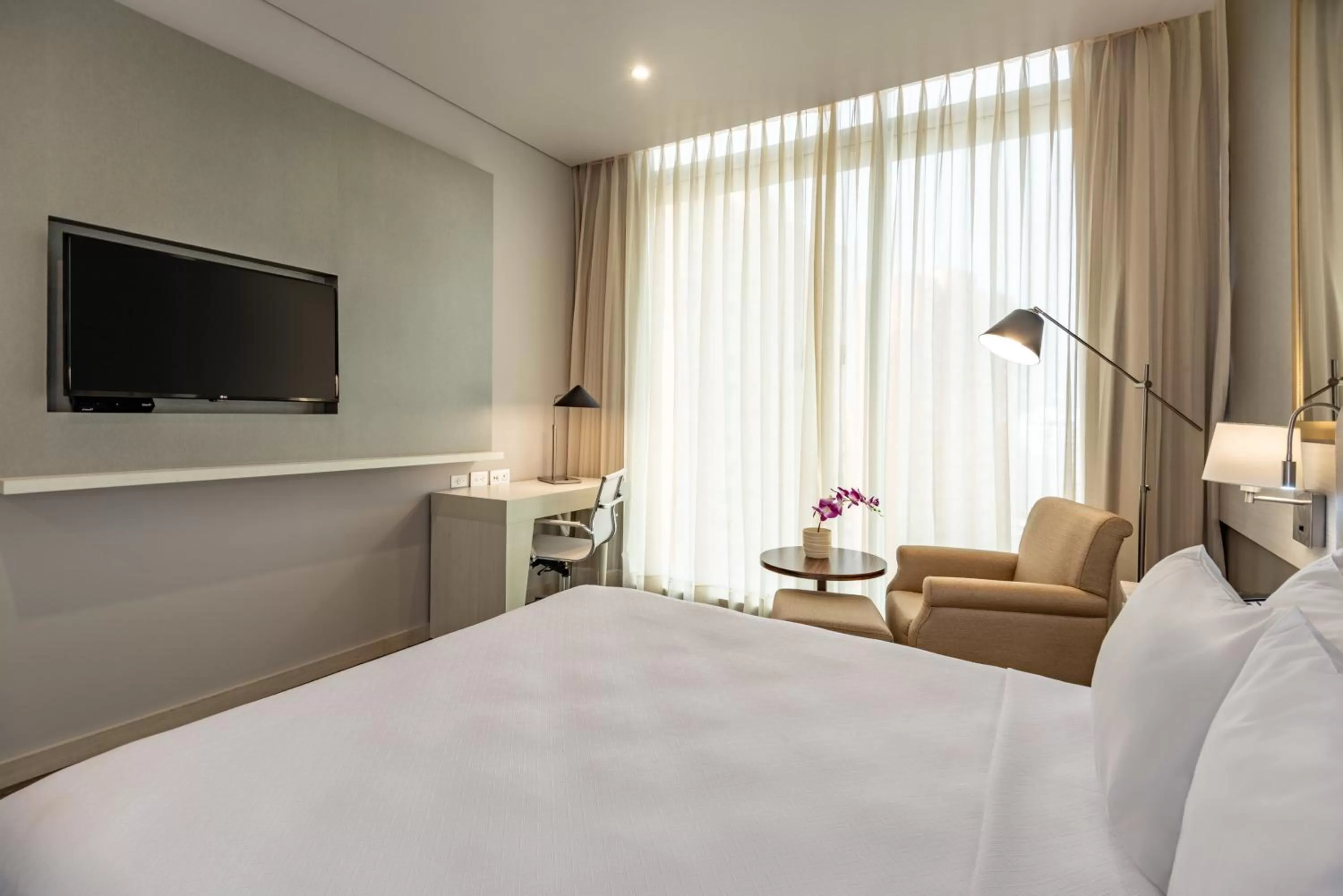 Photo of the whole room, Bed in Crowne Plaza Barranquilla by IHG