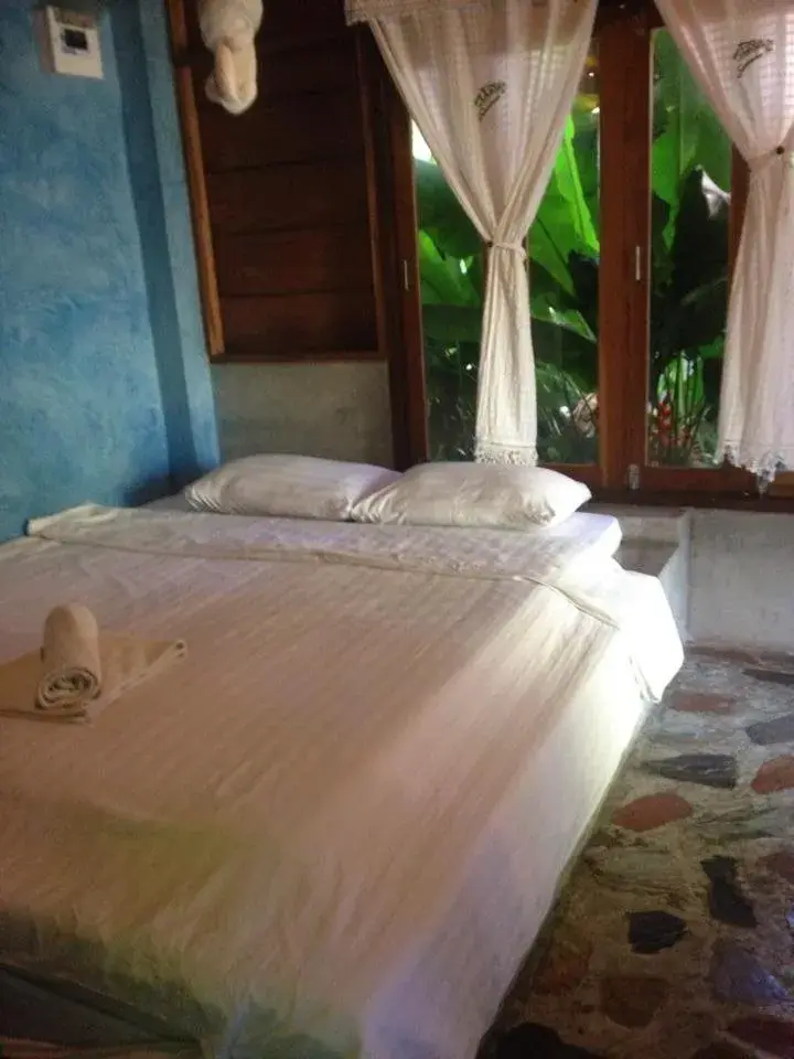 Bed in Sawasdeepai River Resort