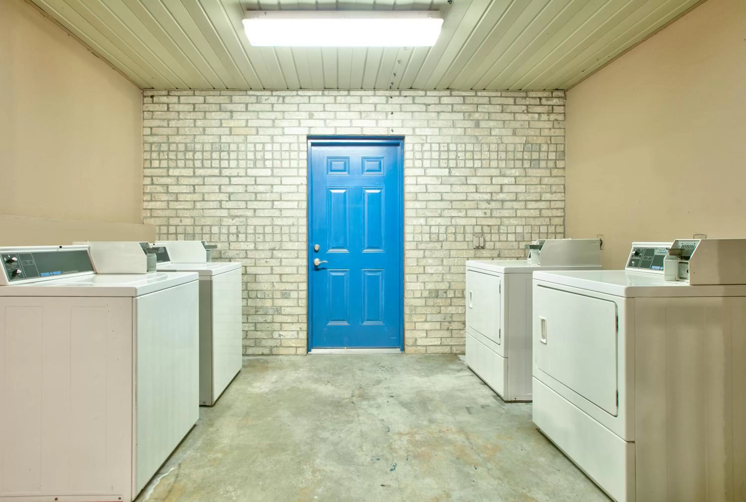 laundry in Super 8 by Wyndham Victoria - South - Hwy 59