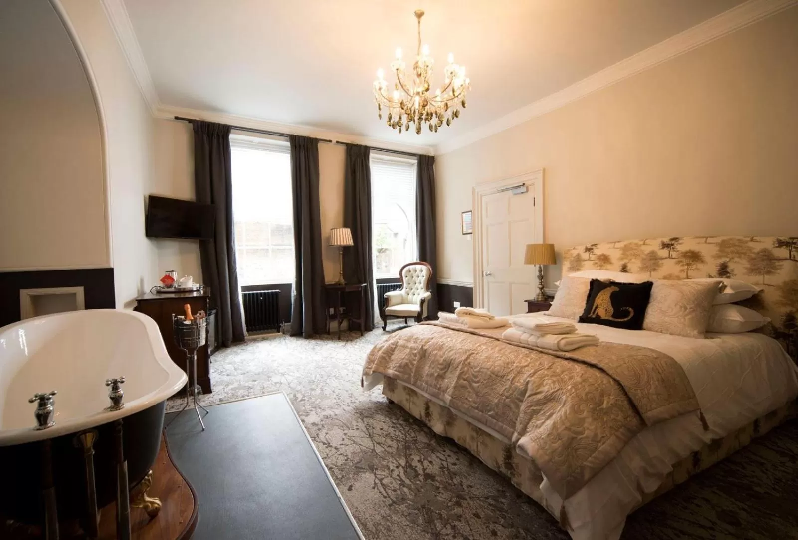 Bedroom, Bed in East Walls Hotel