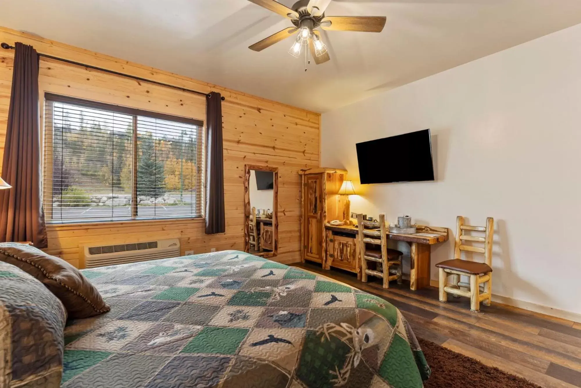 Bedroom, TV/Entertainment Center in Gateway Inn