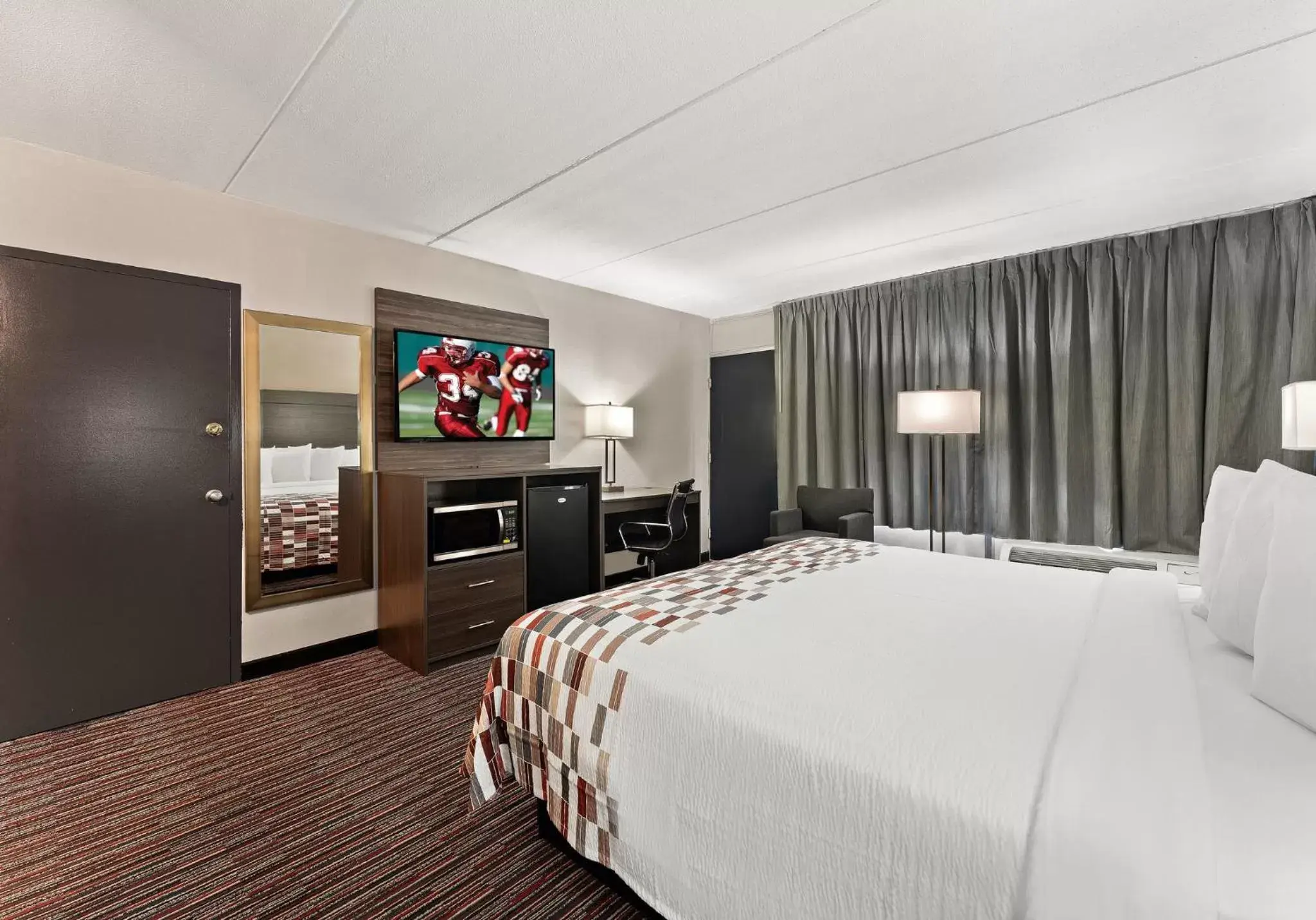 Photo of the whole room, Bed in Red Roof Inn Reading Photo of the whole room, Bed in Red Roof Inn Reading