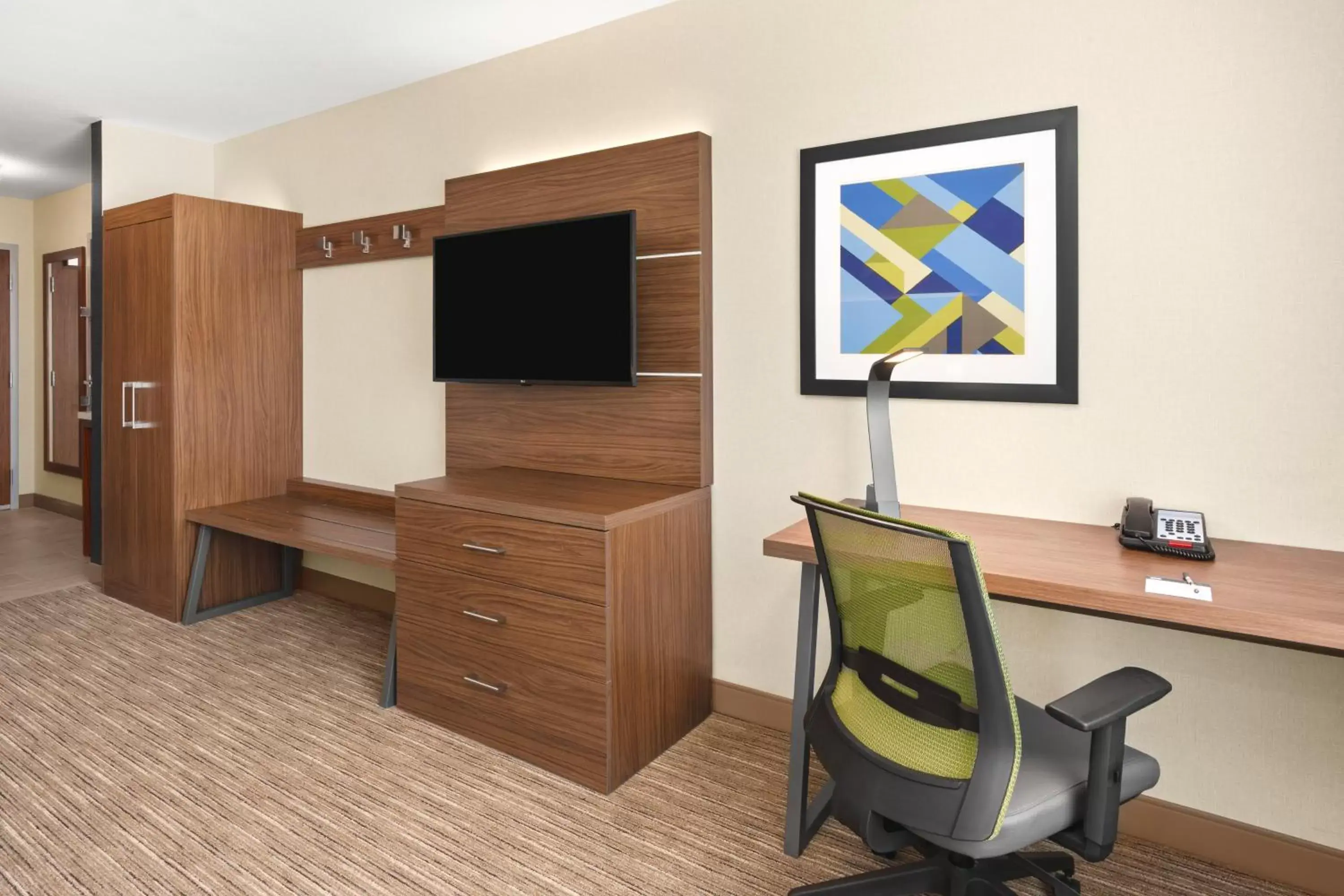 Bedroom, TV/Entertainment Center in Holiday Inn Express & Suites - Suisun City, an IHG Hotel