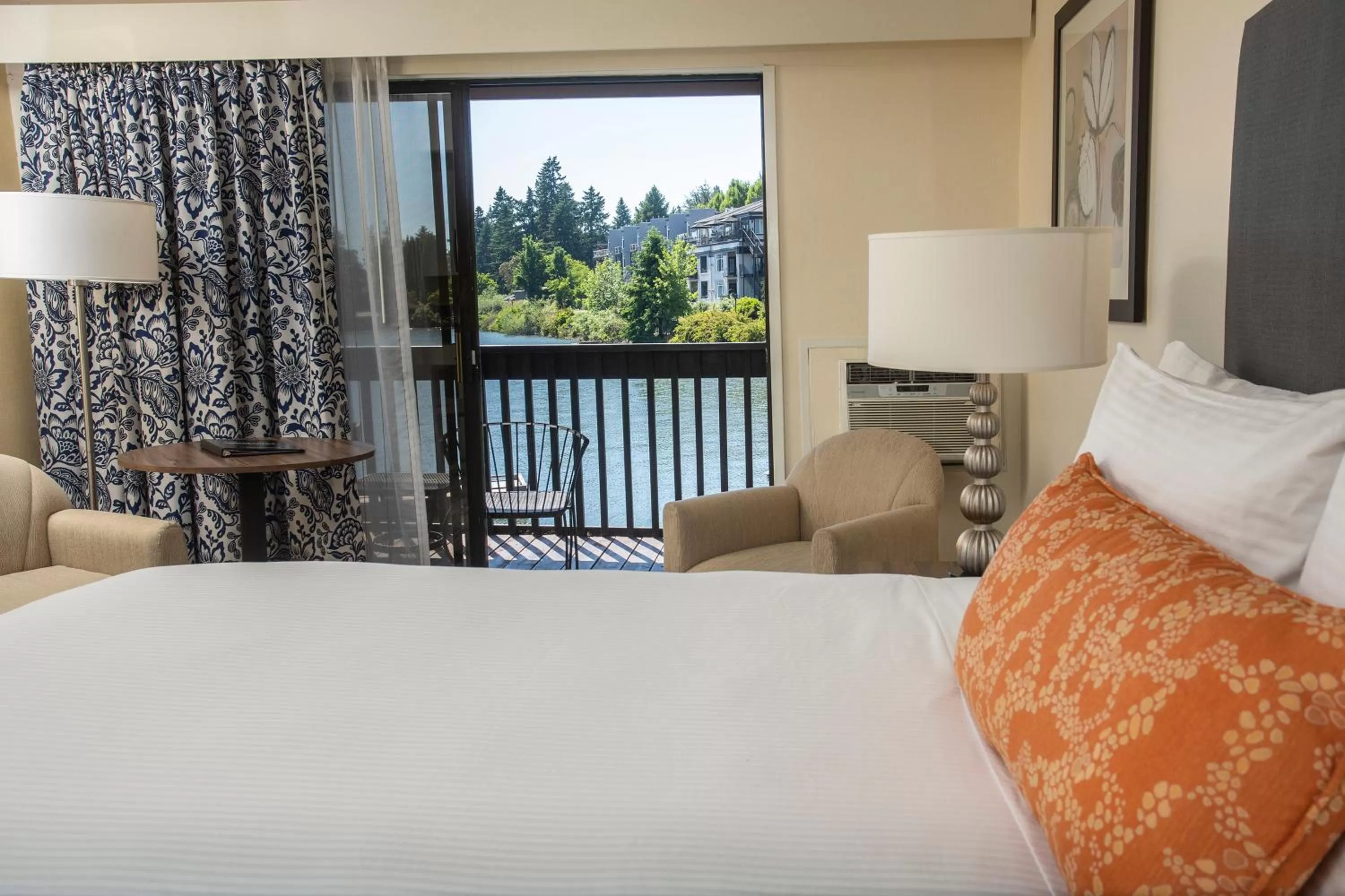 Bed in Lakeshore Inn