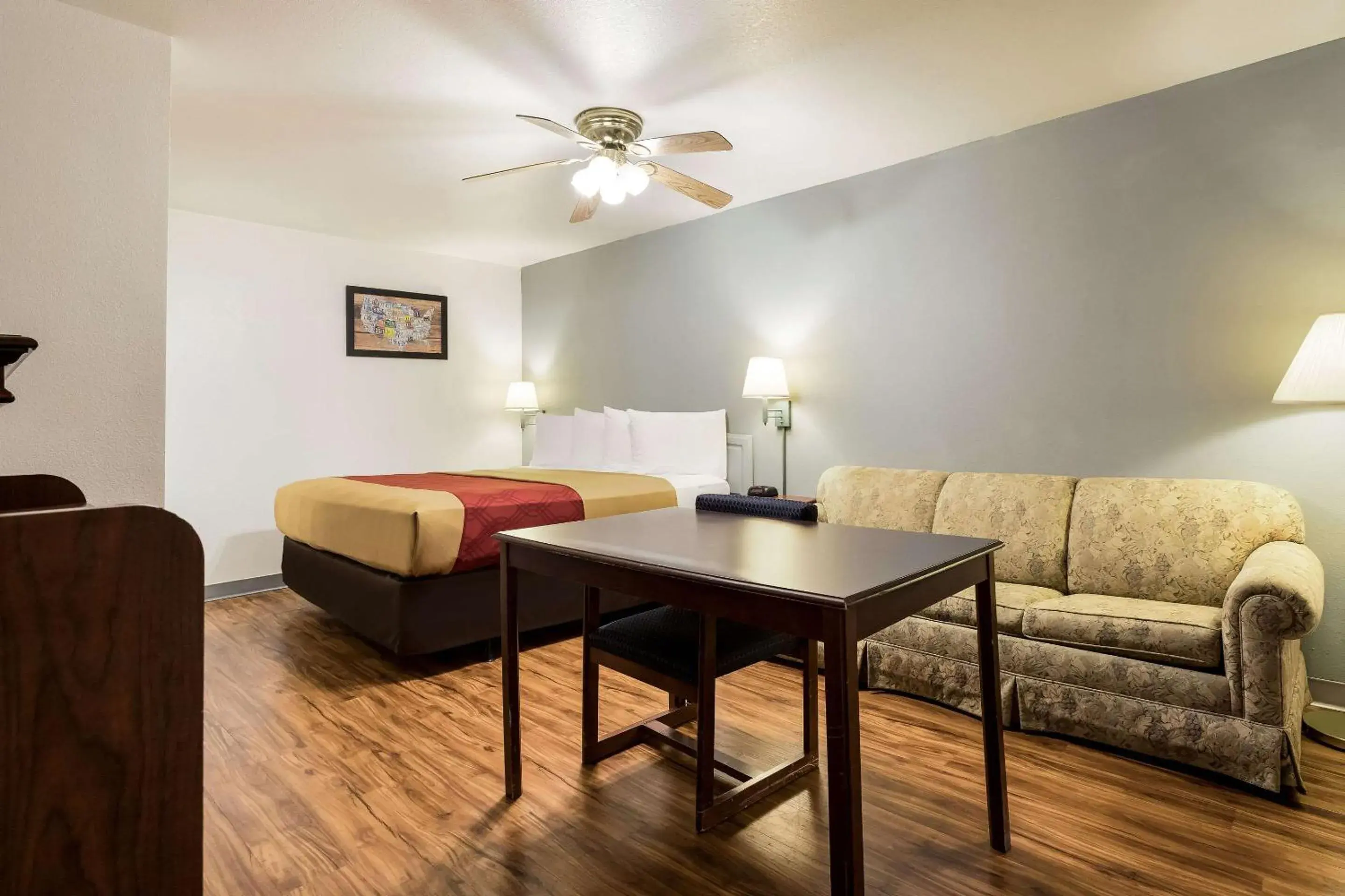 Bedroom, Seating Area in Econo Lodge Bartlesville Hwy 75
