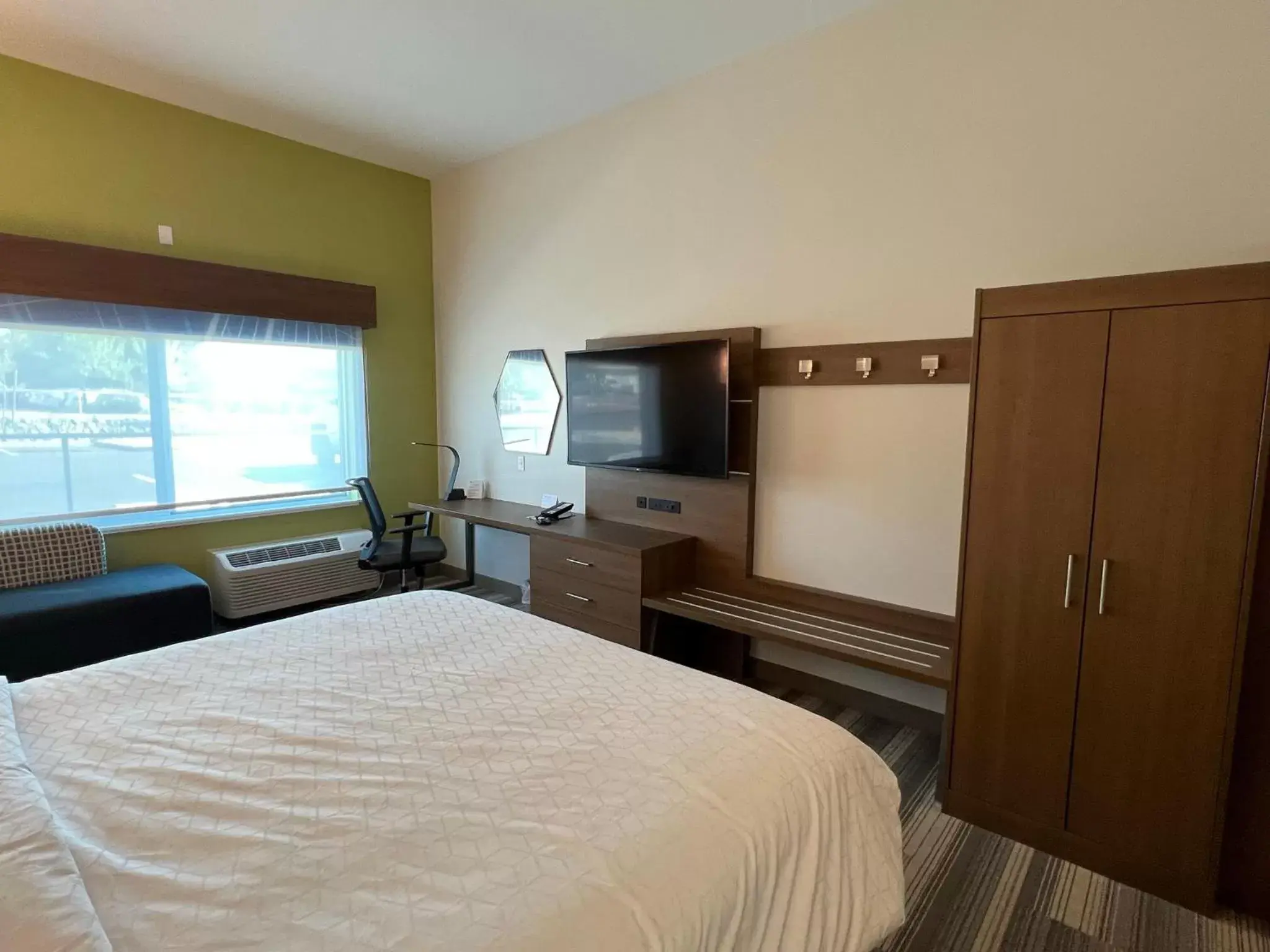 Bed in Holiday Inn Express & Suites - Ukiah, an IHG Hotel