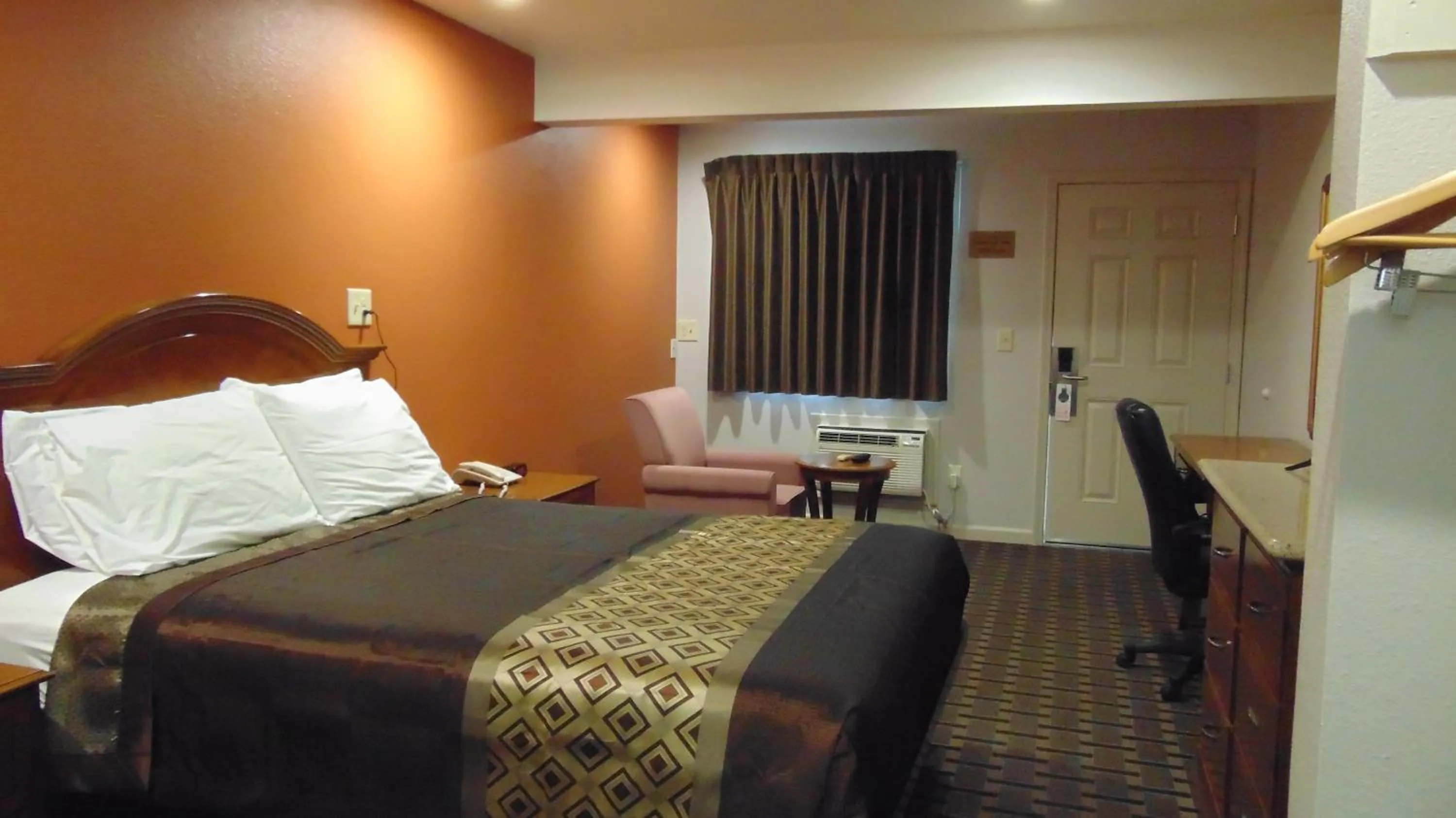 Bed in Corcoran Country Inn