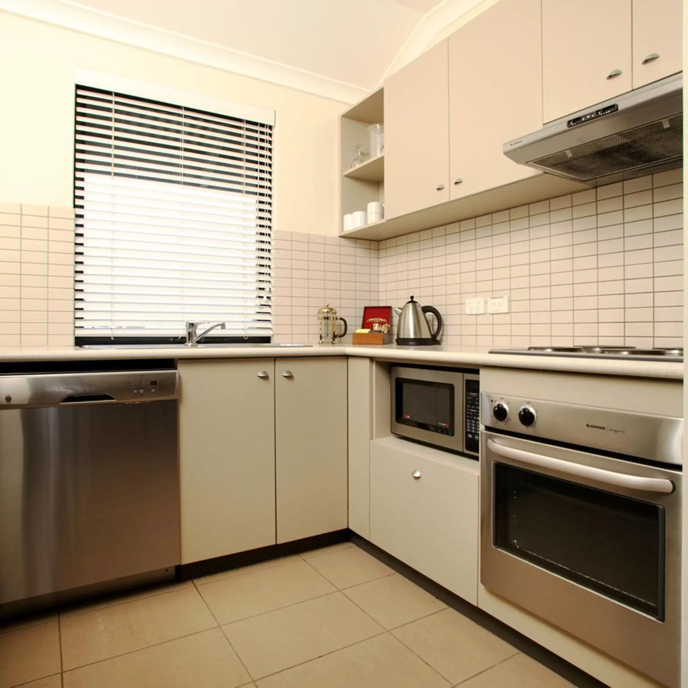 Kitchen or kitchenette, Kitchen/Kitchenette in Mantra Geraldton