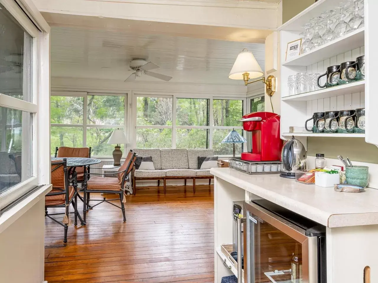 Seating area, Kitchen/Kitchenette in Pinecrest Bed & Breakfast