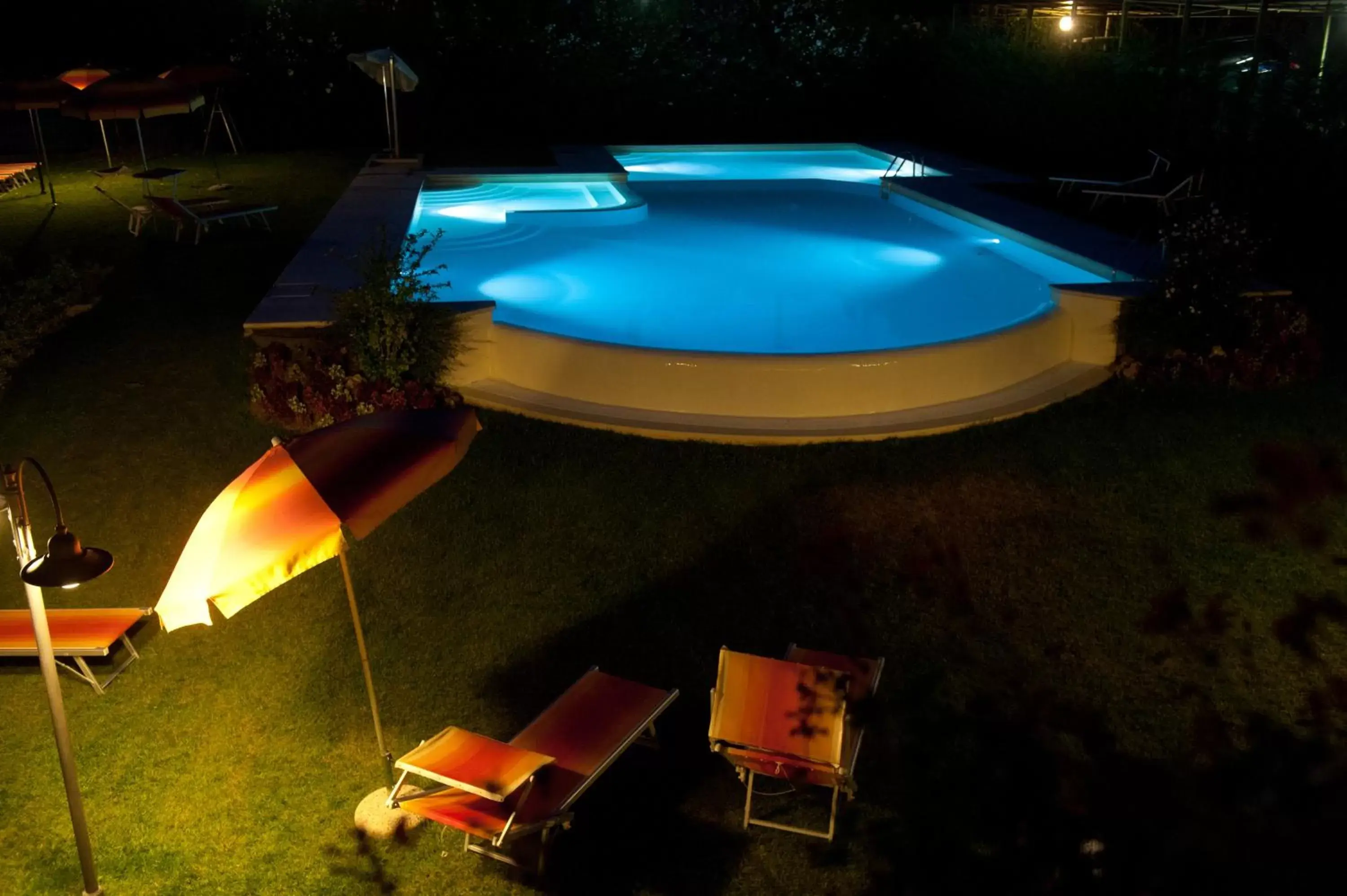 Facade/entrance, Pool View in Hotel Romantic