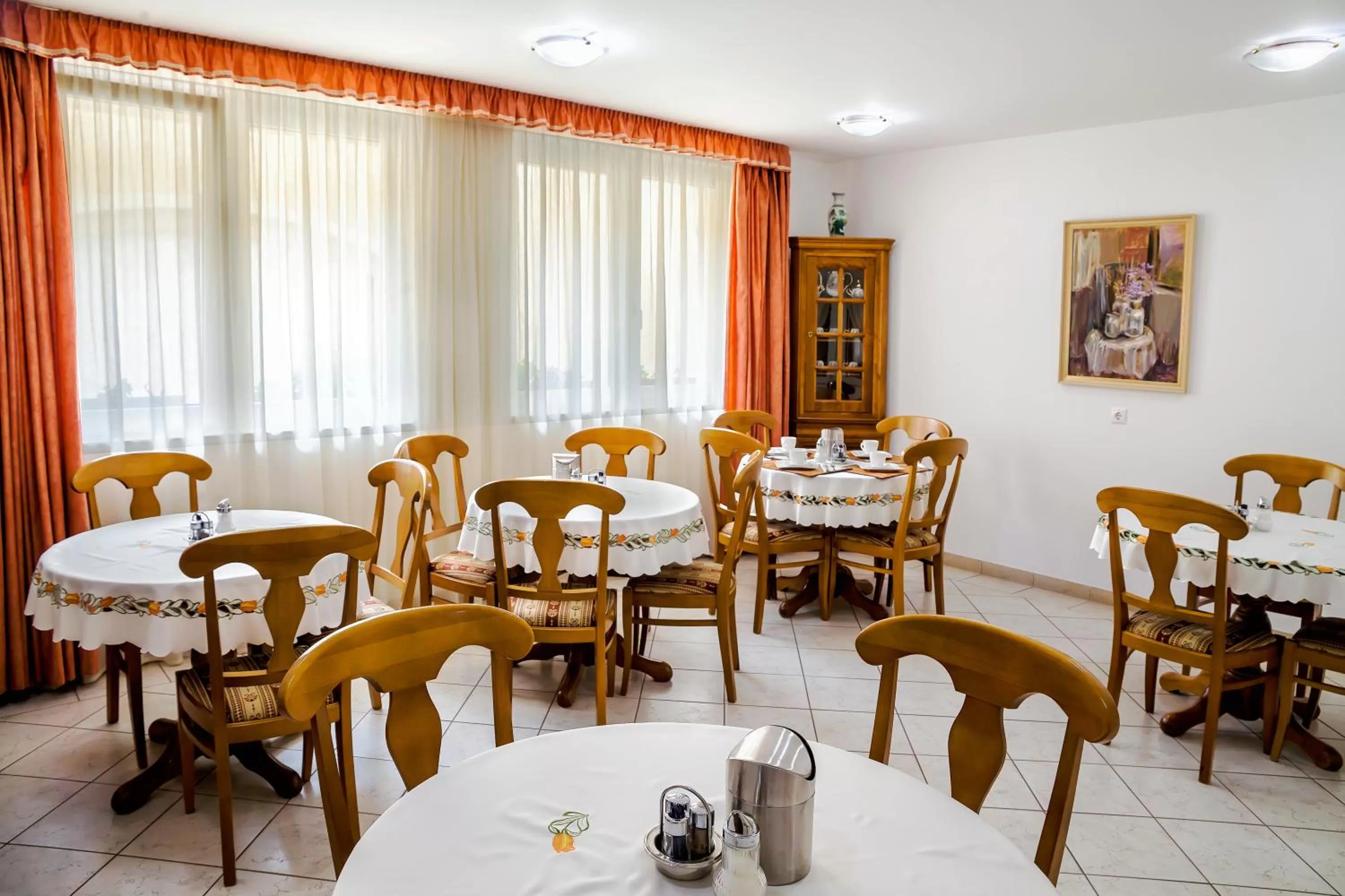 Restaurant/places to eat in Kata Panzió