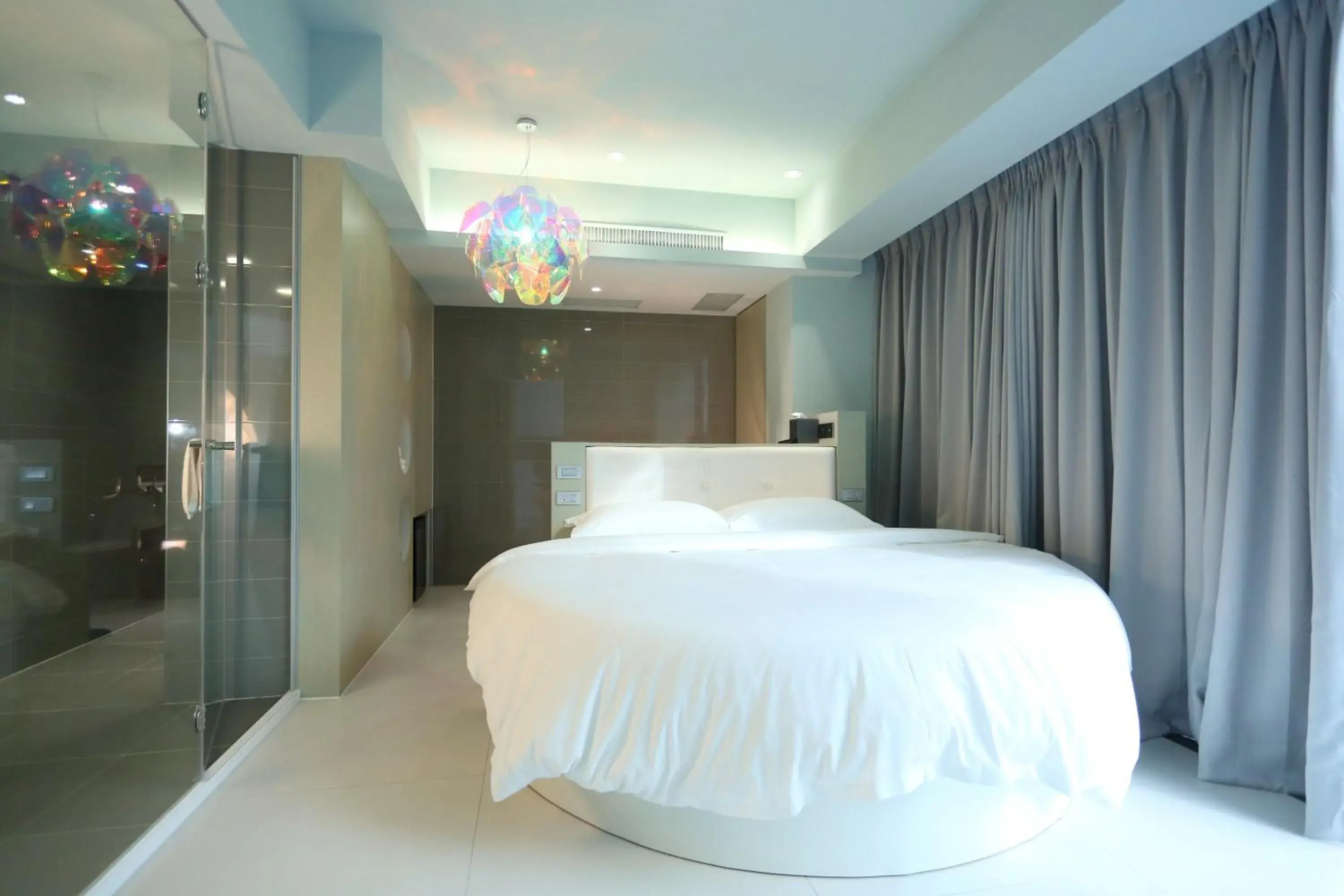 Superior Double Room with Round Bed and Bath in The Fantasy Apartment