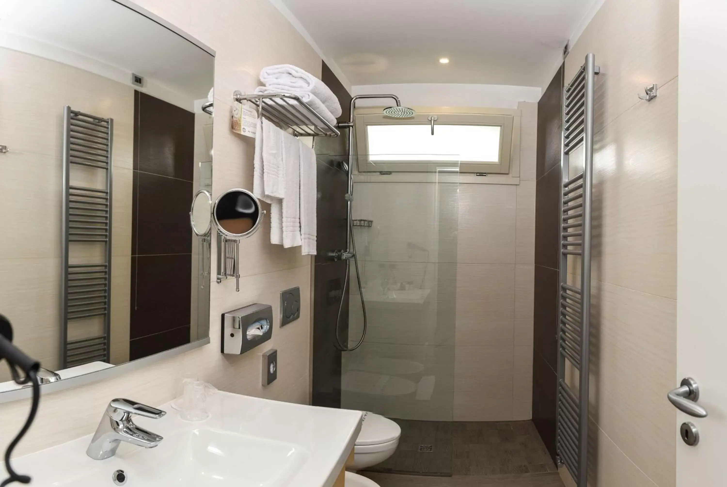 Comfort King Room with Sofa Bed in Best Western Plus Hotel Modena Resort Comfort King Room with Sofa Bed in Best Western Plus Hotel Modena Resort