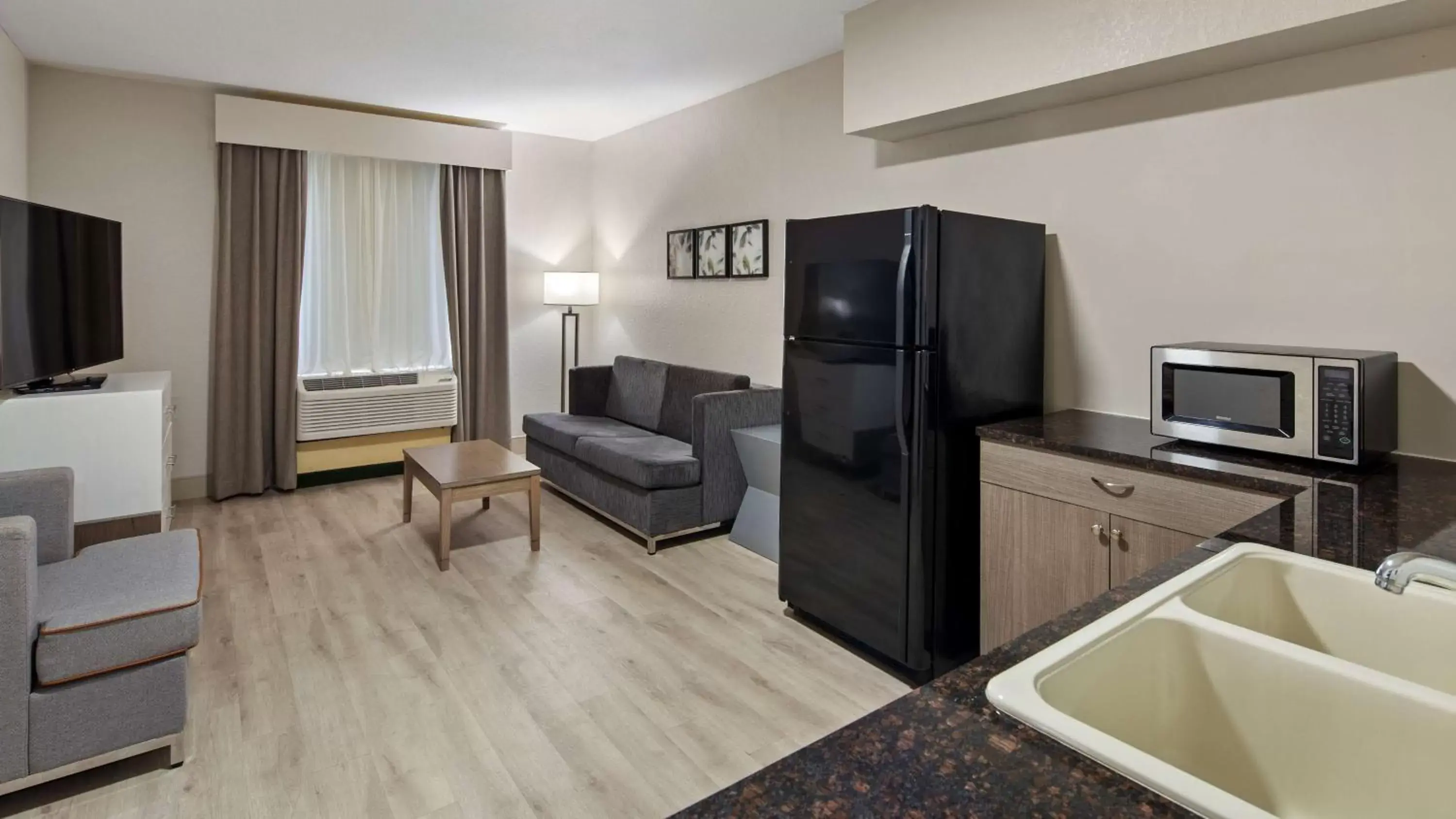 Photo of the whole room, TV/Entertainment Center in Best Western Heritage Inn and Suites