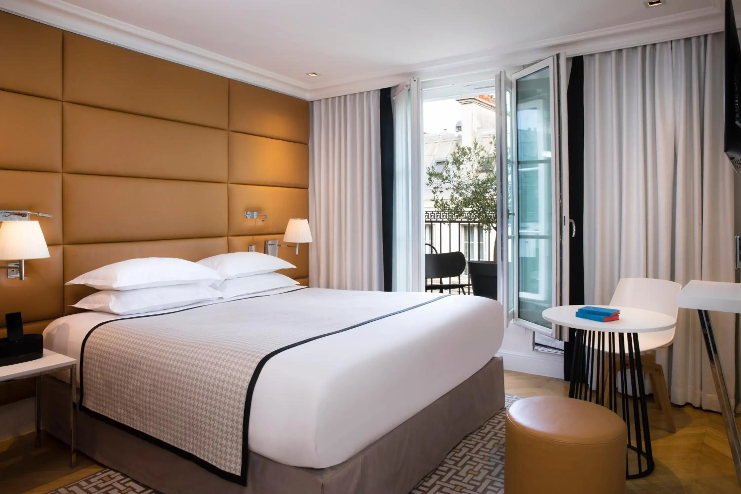 Photo of the whole room, Bed in Hotel R De Paris - Boutique Hotel
