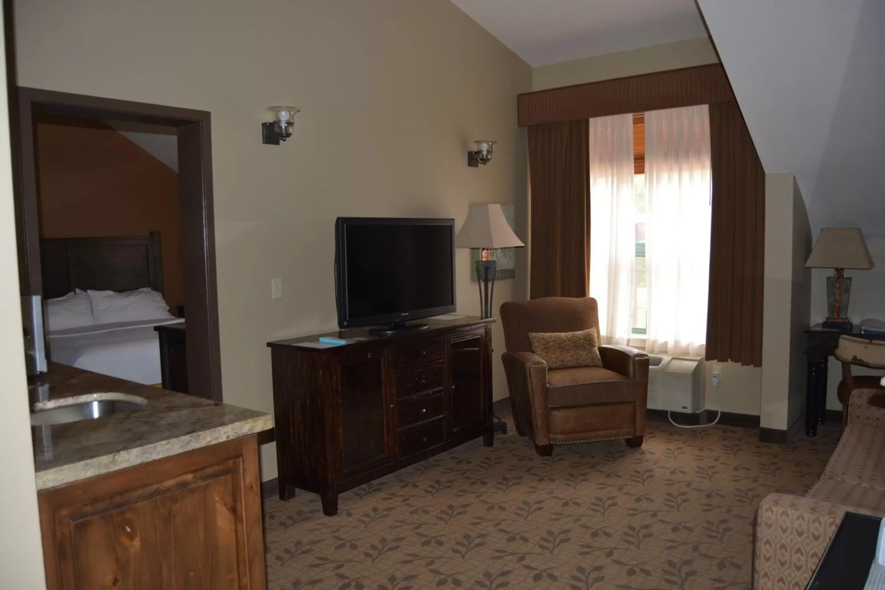 Photo of the whole room, TV/Entertainment Center in Holiday Inn Express Springdale - Zion National Park Area, an IHG Hotel