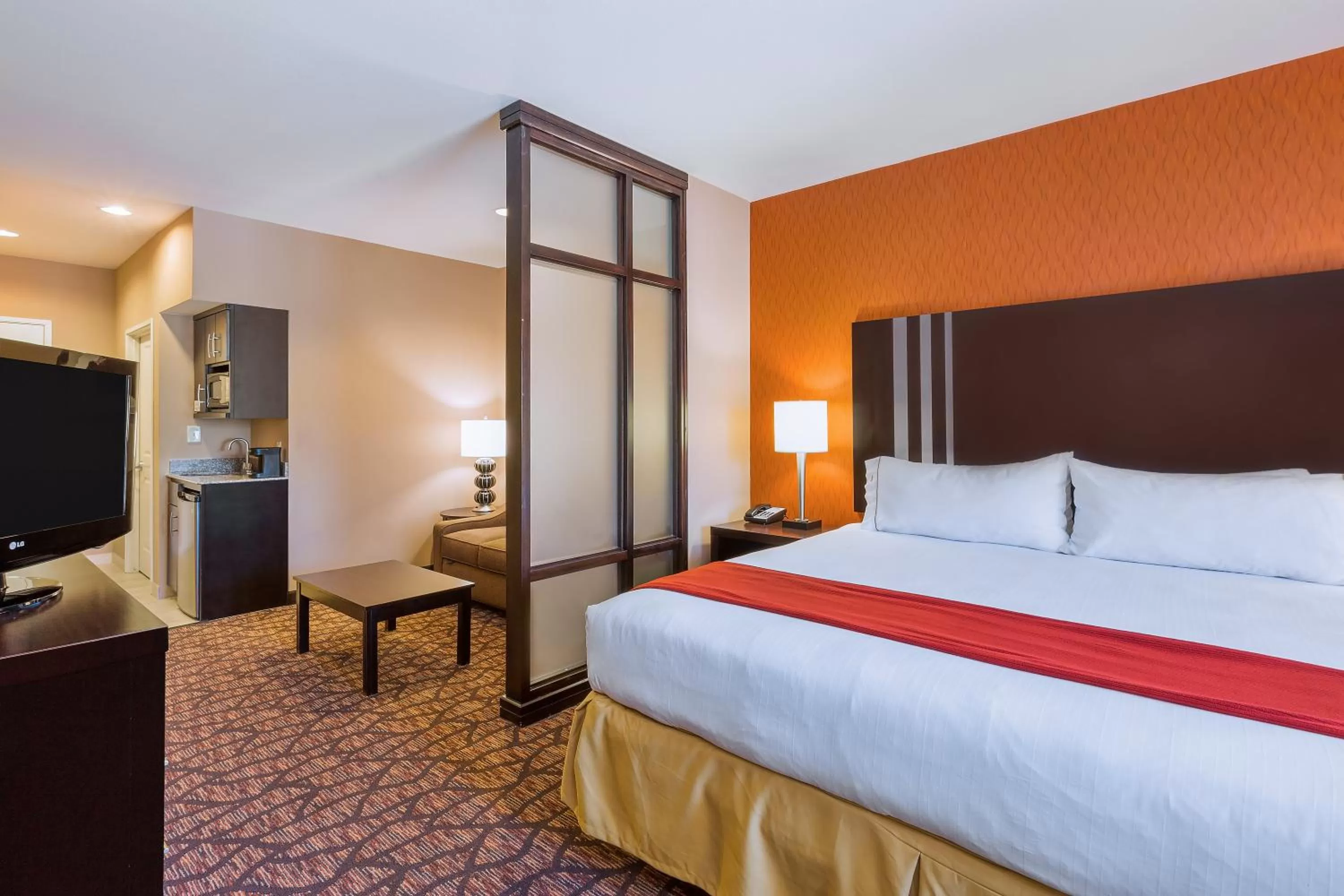 Bedroom, Bed in Holiday Inn Express and Suites Alpine by IHG