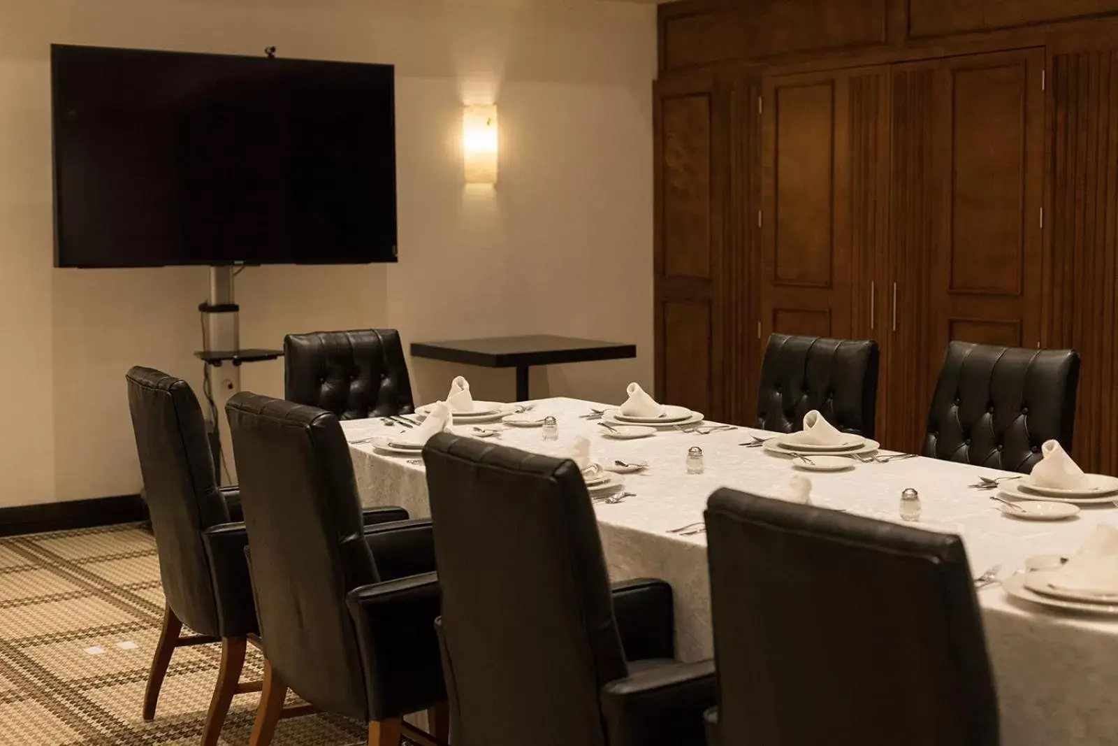 Meeting/conference room, Restaurant/Places to Eat in Hotel Leon