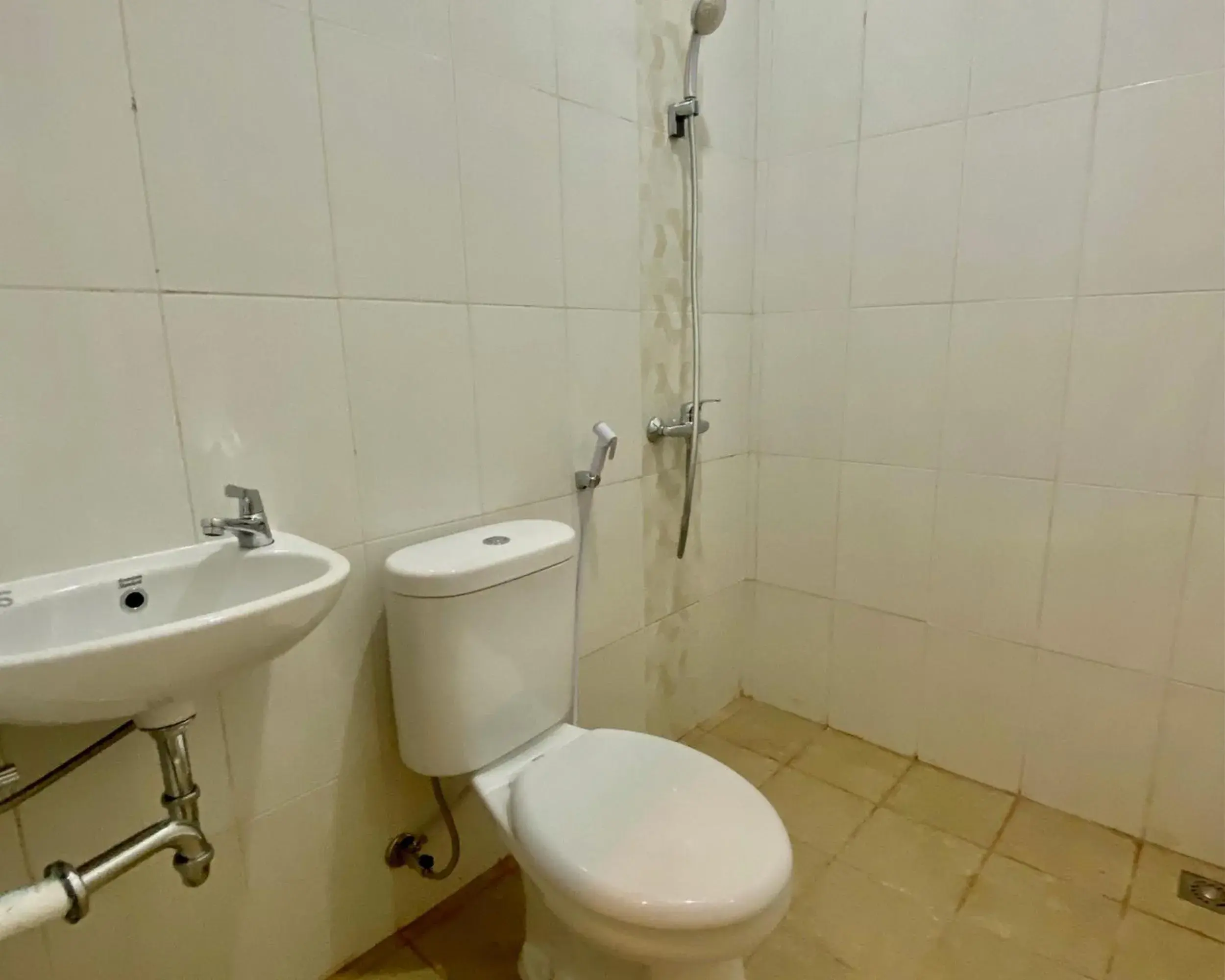 Bathroom in RedDoorz at Arkana Seturan Pakuwon Mall