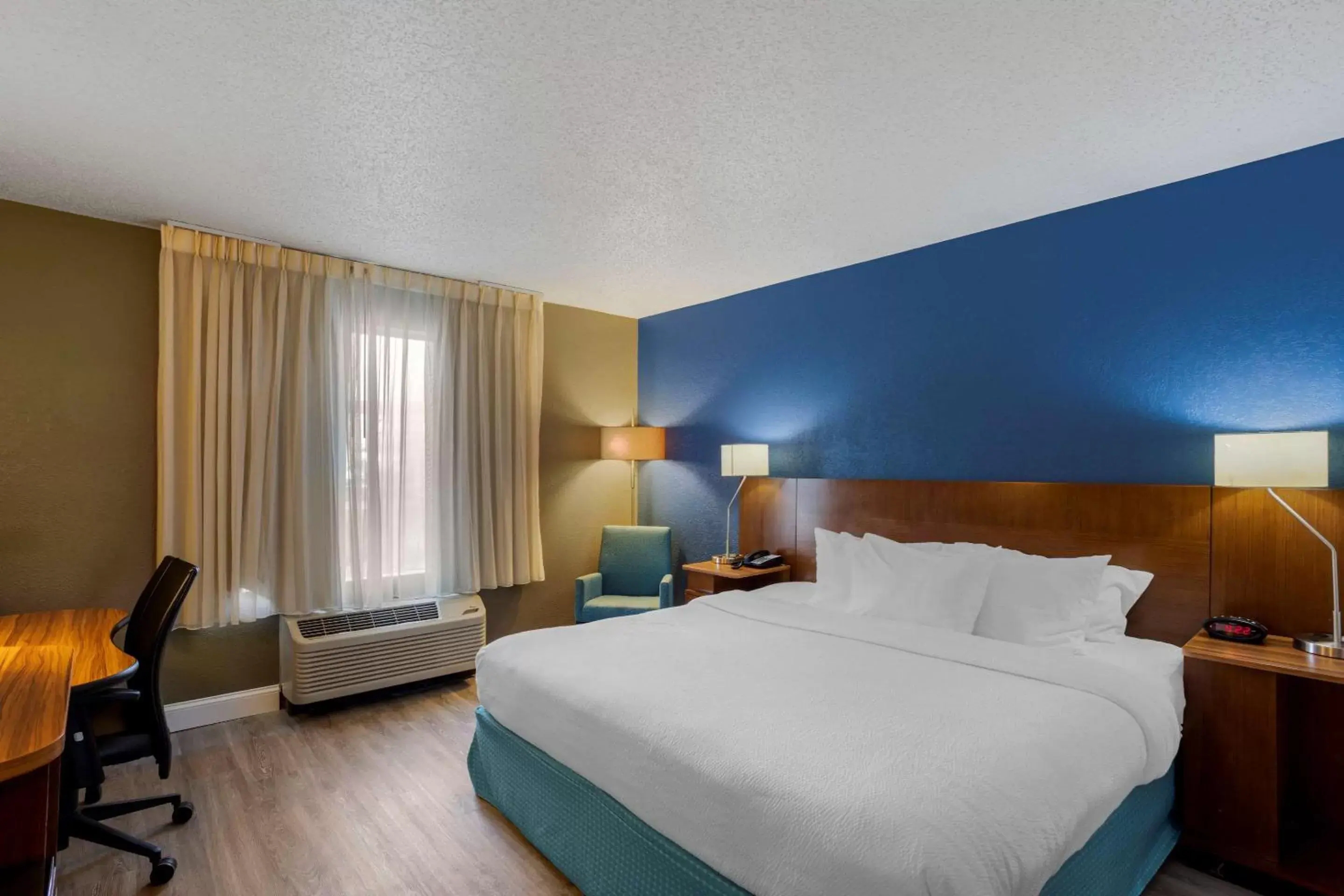 Bedroom, Bed in Comfort Inn & Suites Mt Laurel - Philadelphia