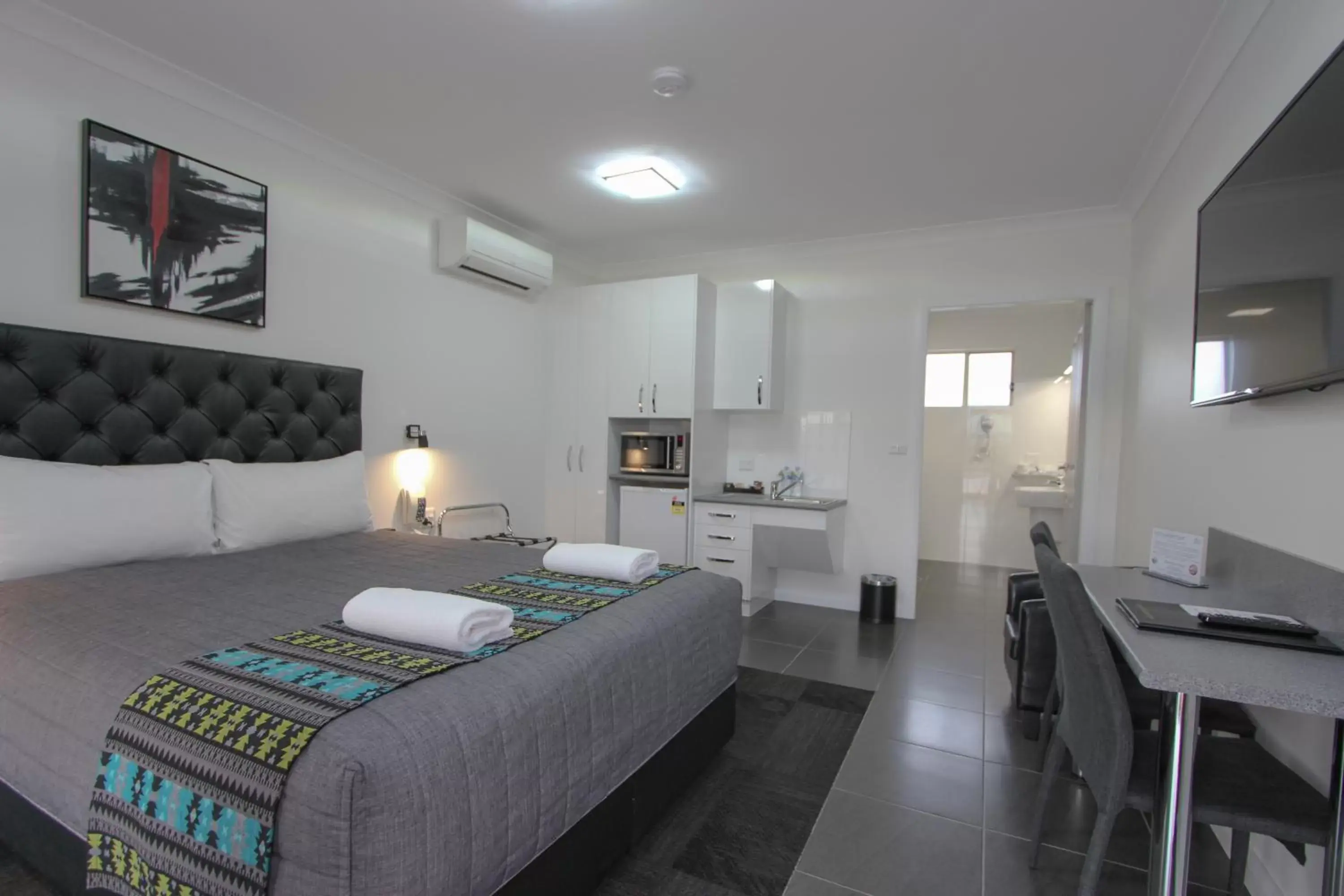 Queen Room - Disability Access in Leeton Heritage Motor Inn Queen Room - Disability Access in Leeton Heritage Motor Inn