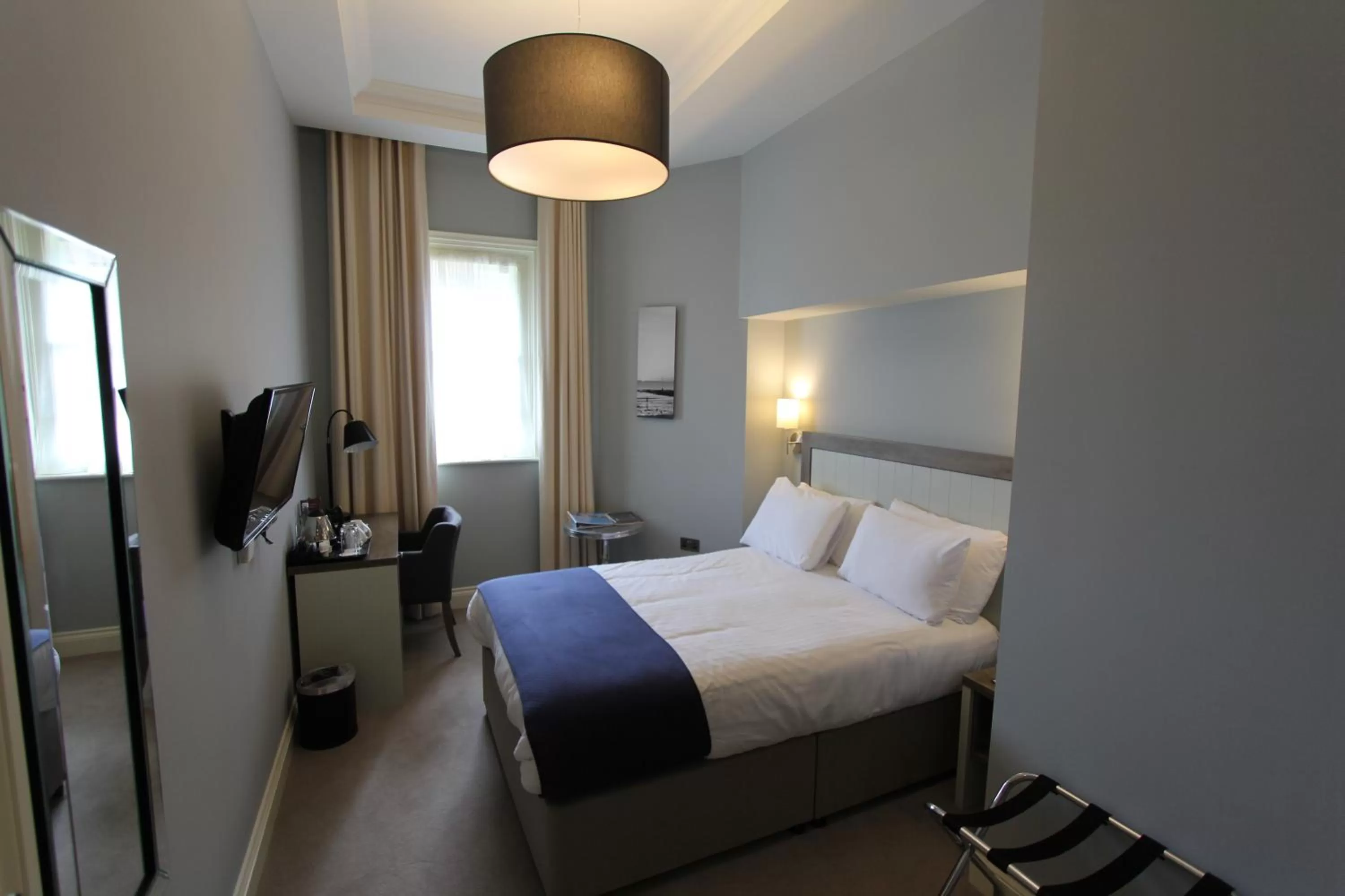 Bedroom, Bed in Yarrow Hotel