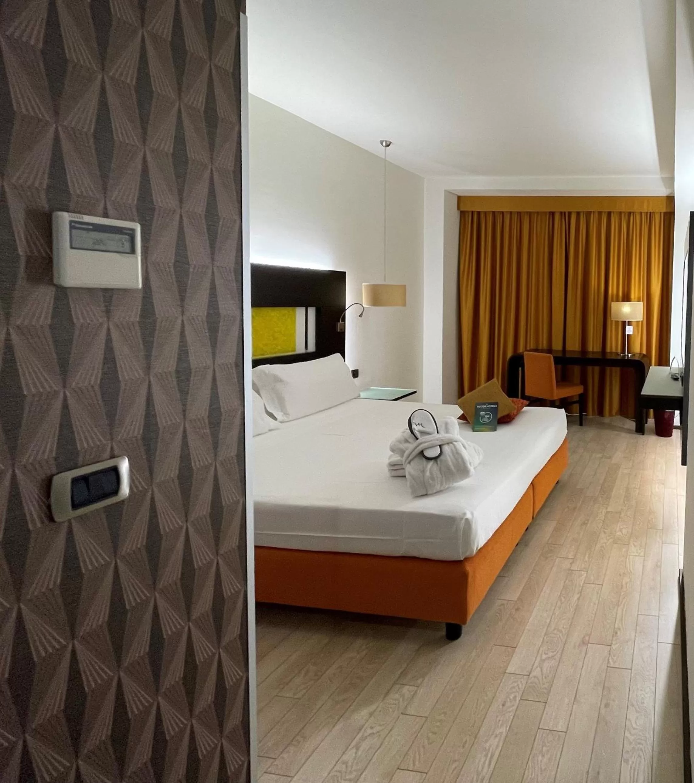 towels, Bed in Hotel Mercure Siracusa