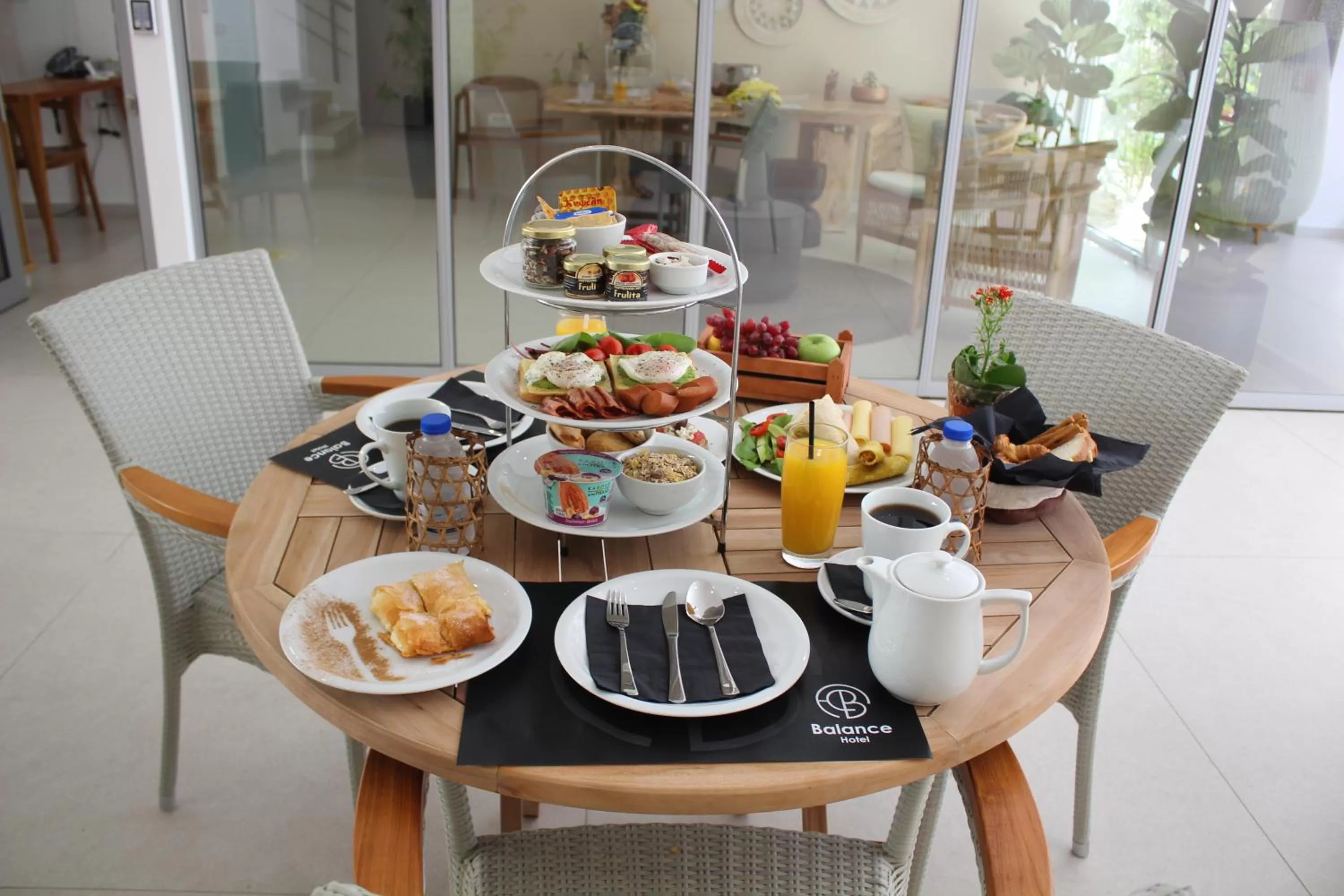 Restaurant/places to eat in Balance Hotel