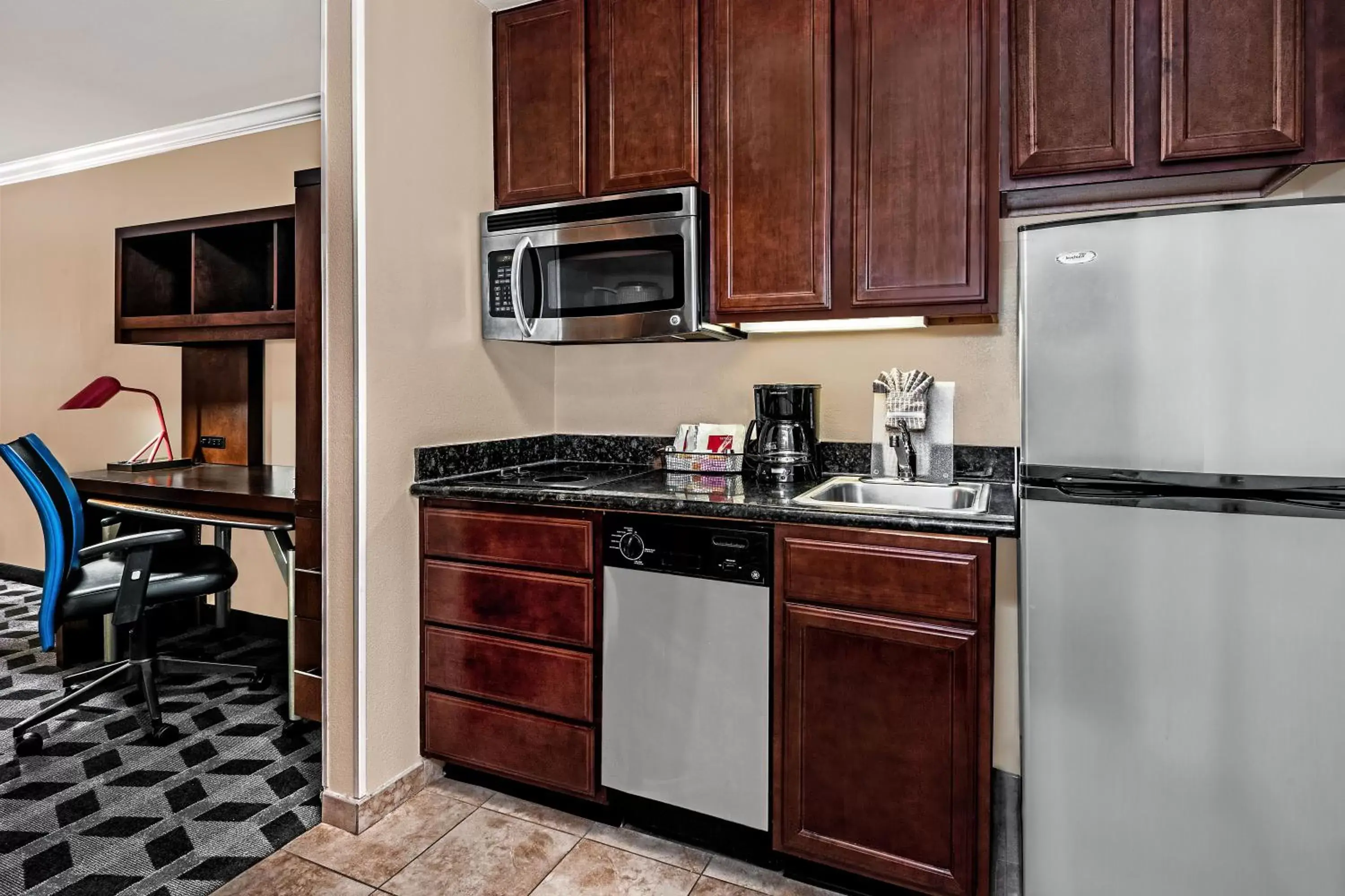 Photo of the whole room, Kitchen/Kitchenette in TownePlace Suites by Marriott San Antonio Northwest