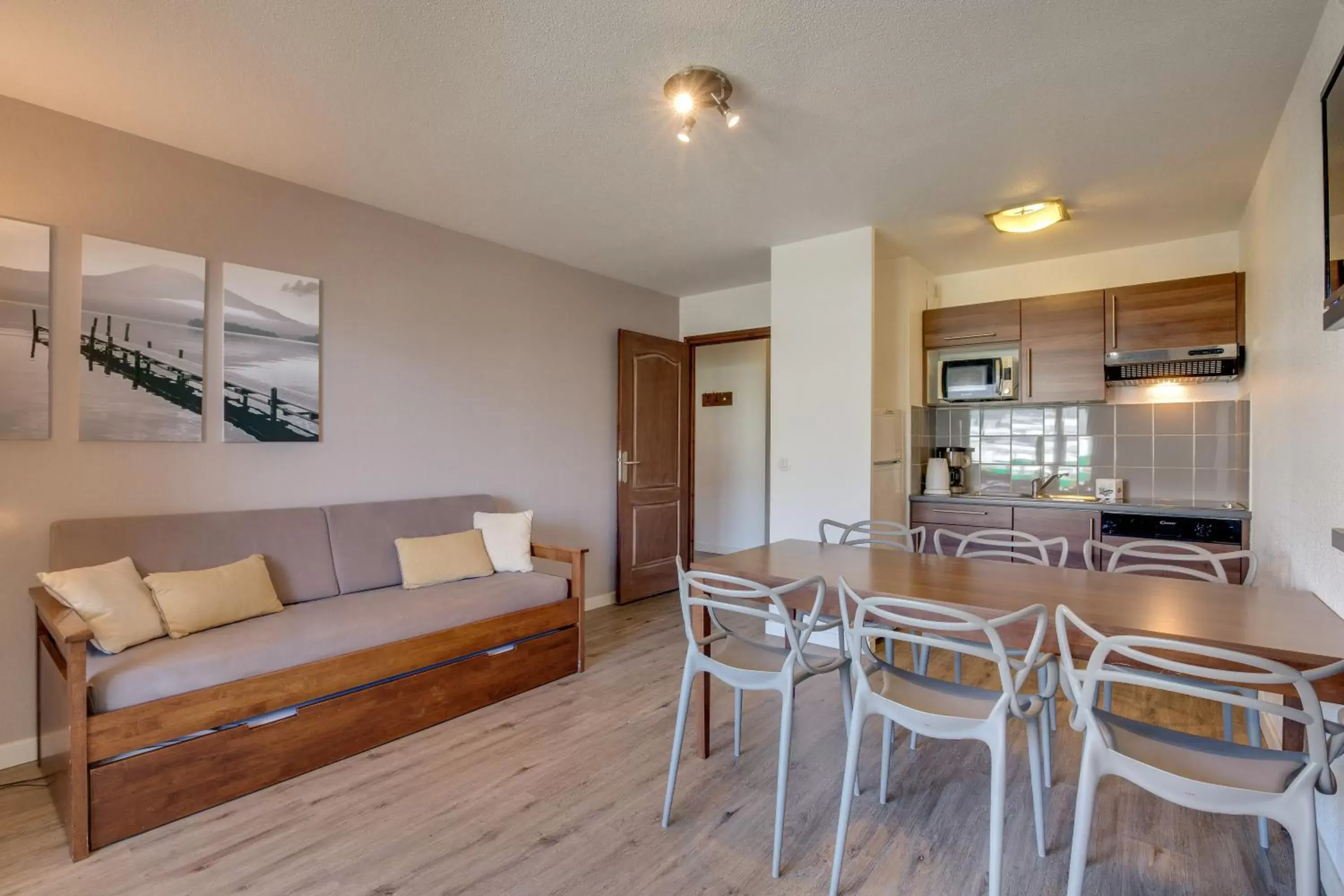 Kitchen or kitchenette, Dining Area in Résidence Azurea