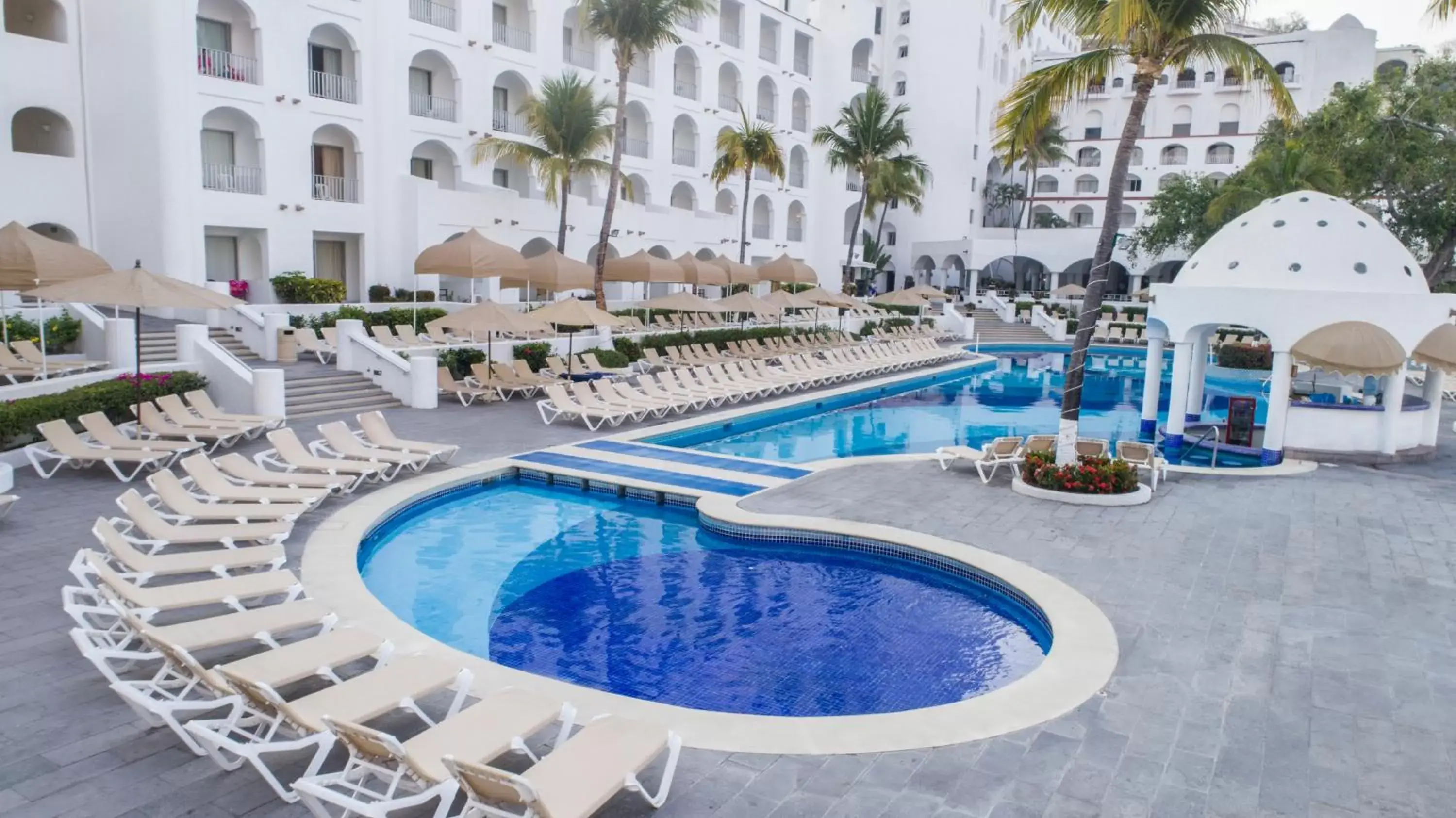 Swimming pool in Tesoro Manzanillo All Inclusive