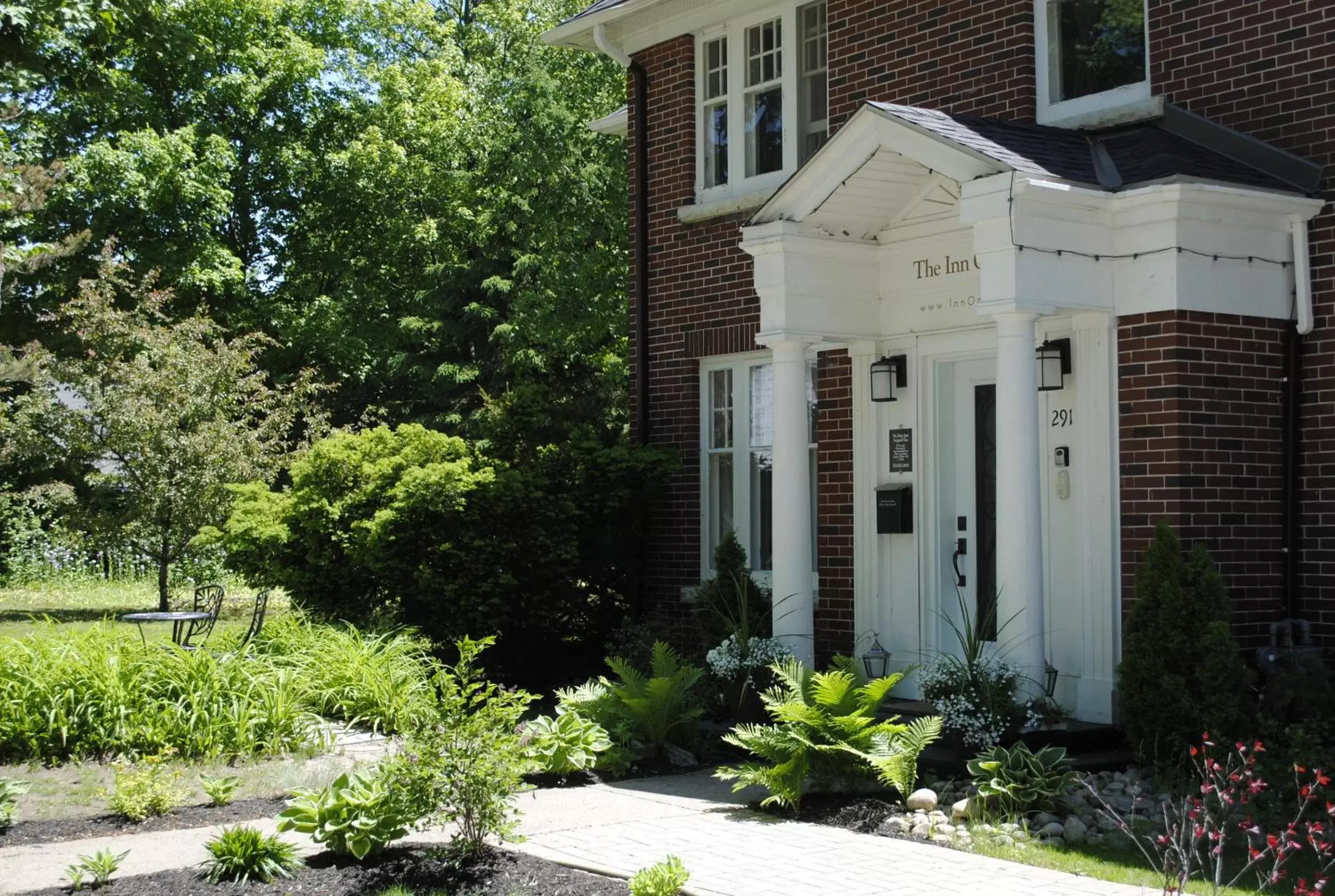 Facade/entrance, Property Building in The Inn on Bay