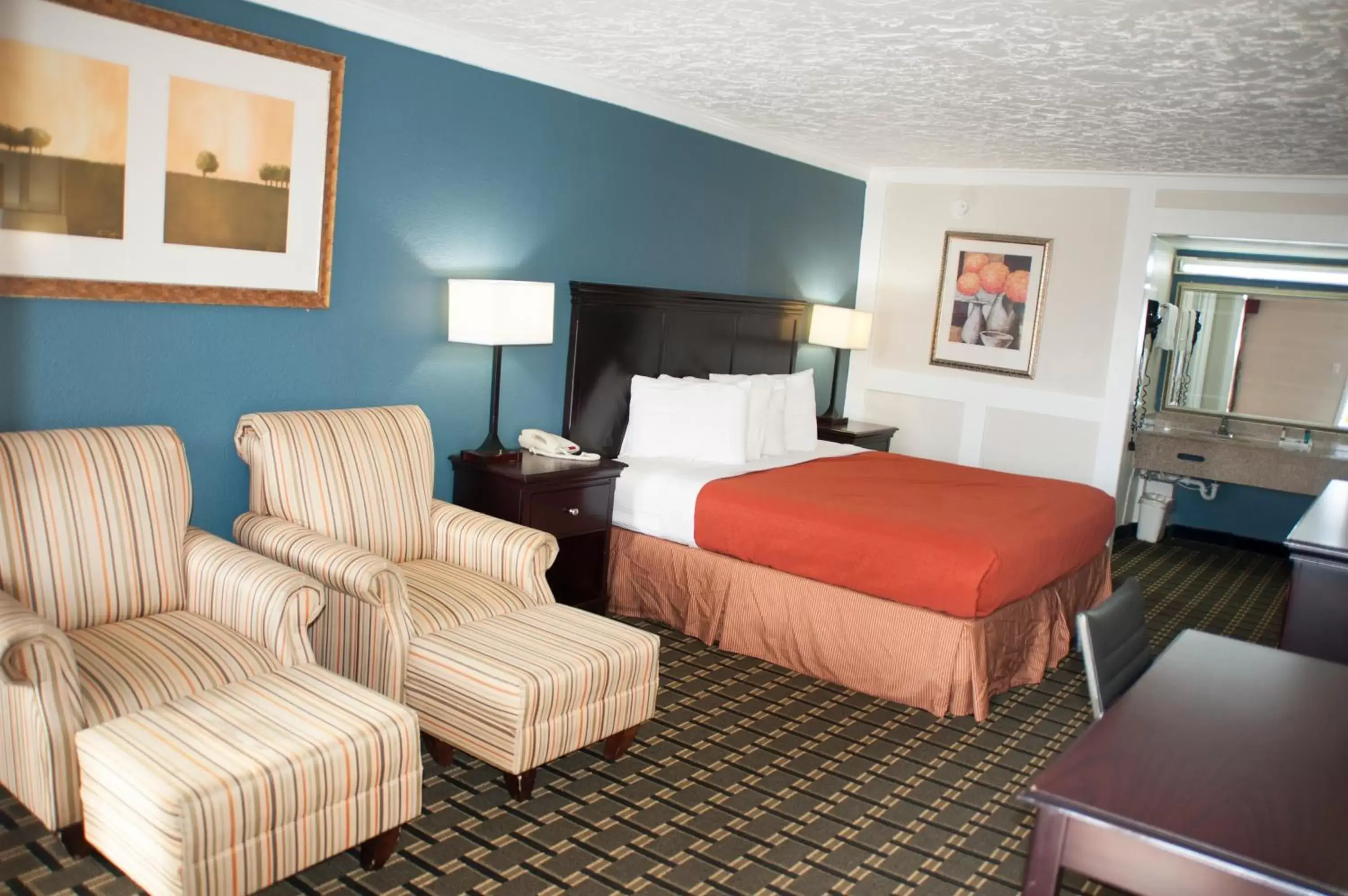 Photo of the whole room, Bed in Victorian Inn & Suites